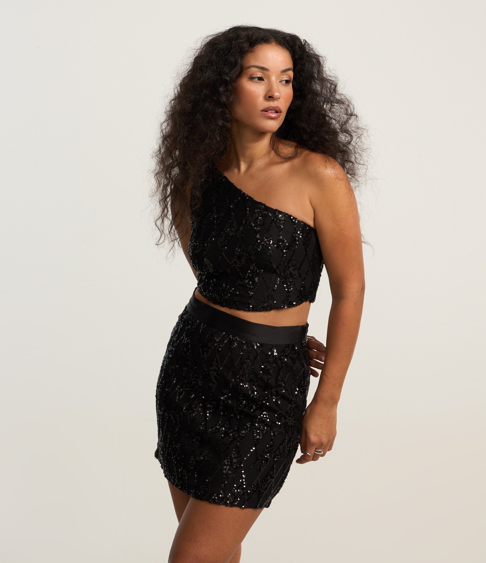 Saia Curta em Paetês e com Cós Acetinado Preto 2