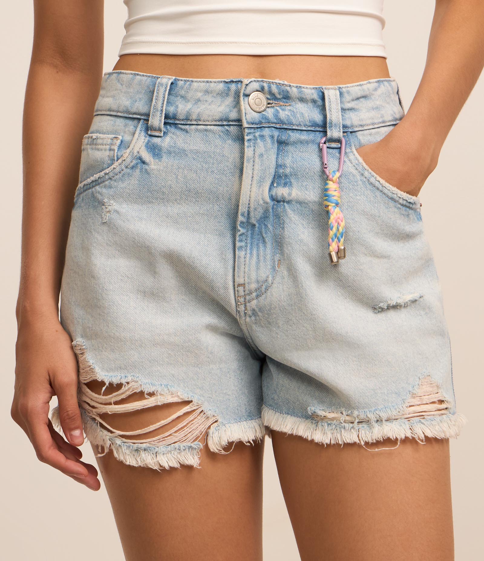 Short Slim em Jeans Dirty com Puídos e Chaveirinho Azul 2