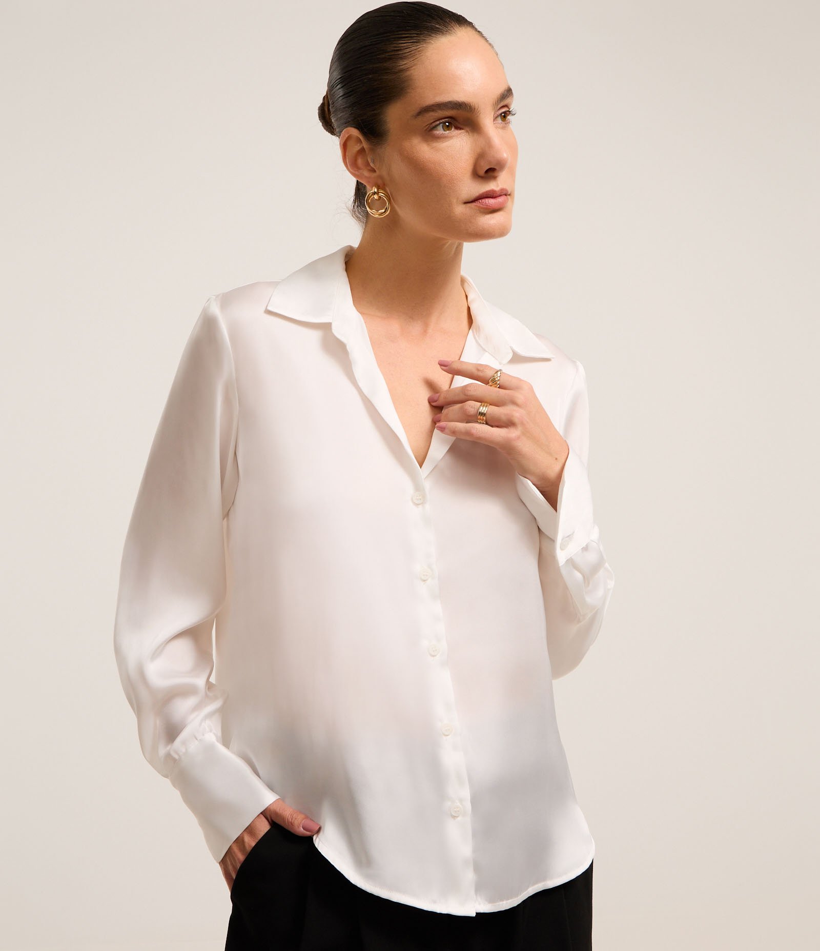 Camisa Acetinada com Caimento Leve e Manga Longa Branco 1