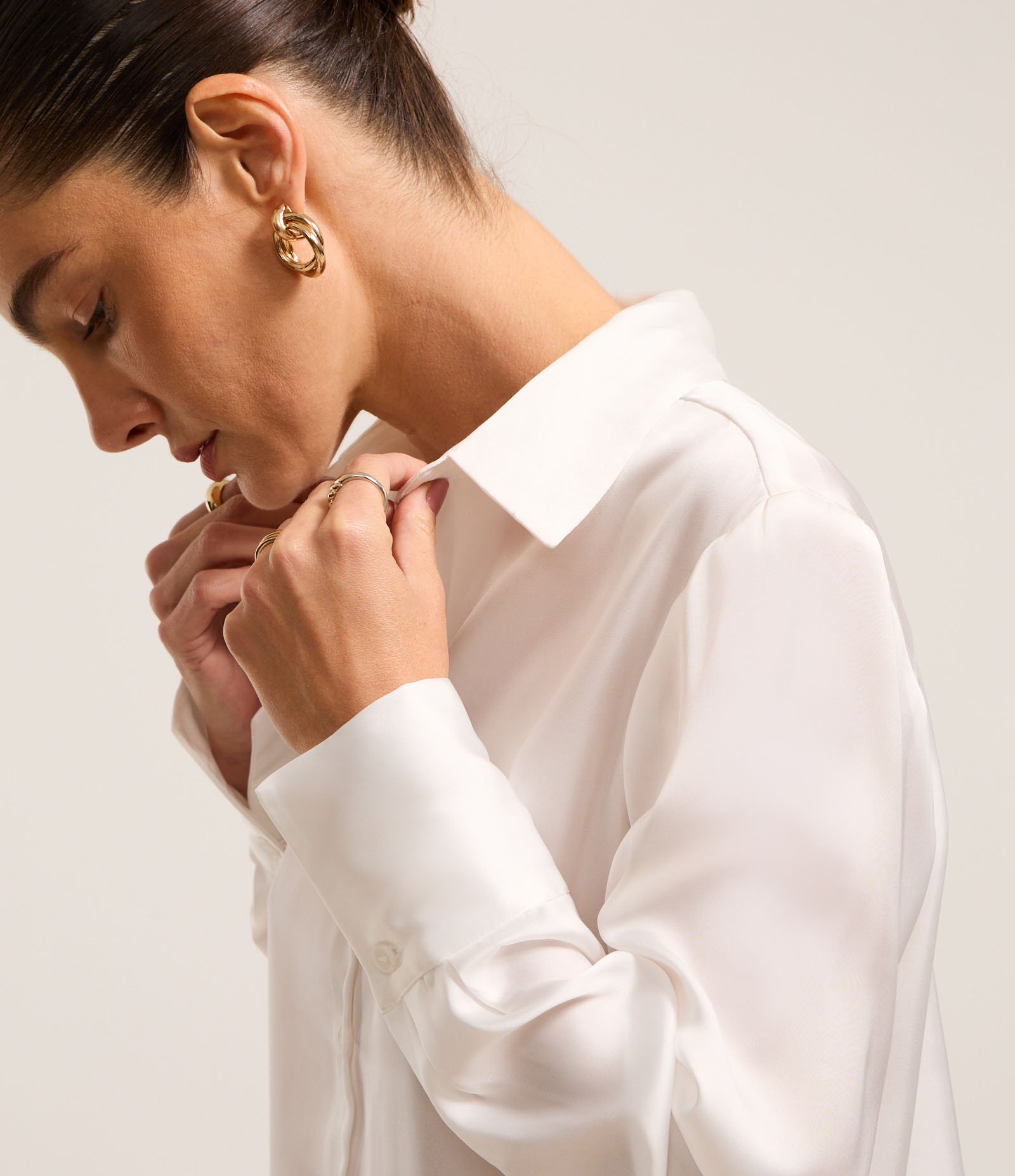 Camisa Acetinada com Caimento Leve e Manga Longa Branco 3
