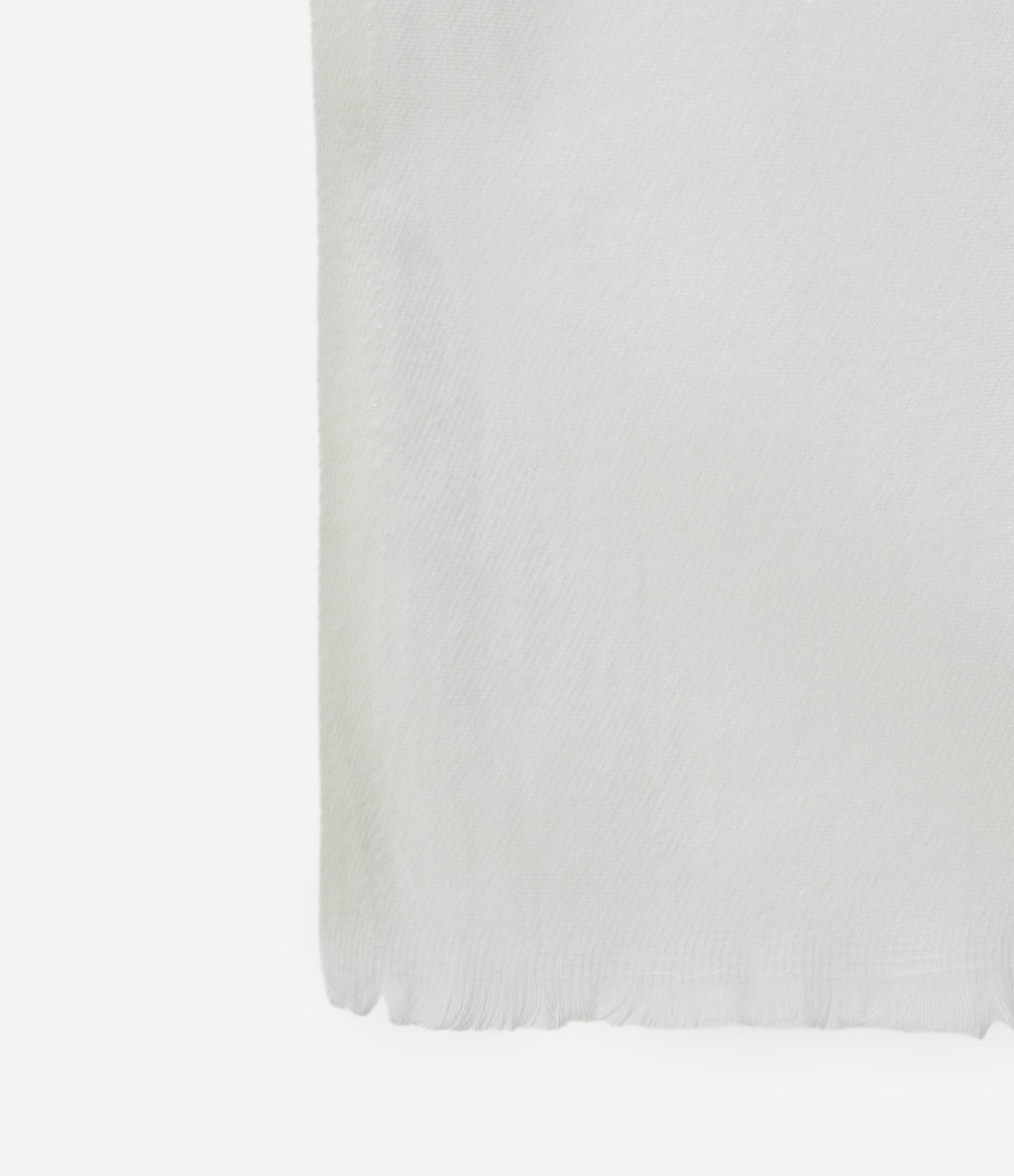 Cachecol em Flanela com Barra Desfiada Branco 2