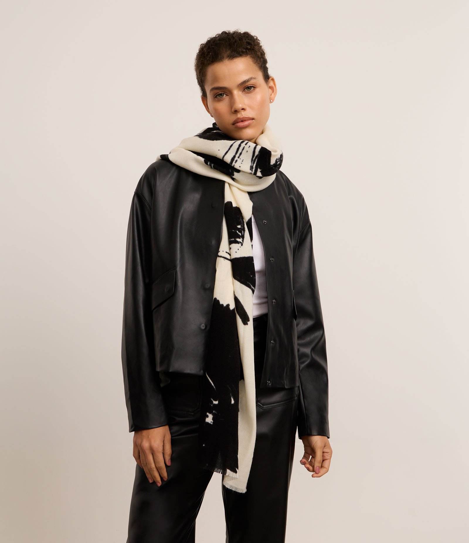 Cachecol em Flanela com Franjas e Estampa Folhagem Preto/Branco 5