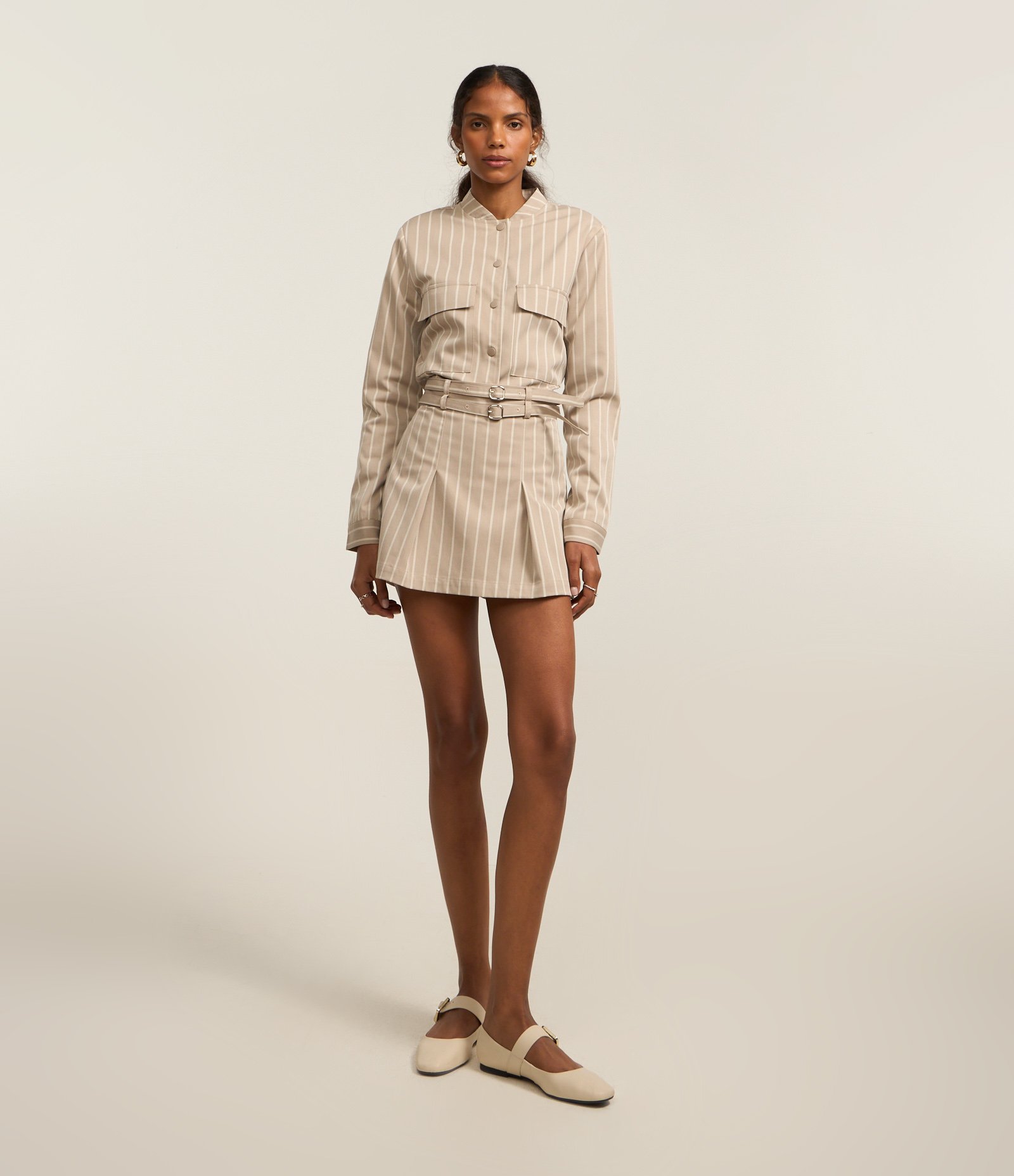 Short Saia Curto em Alfaiataria com Listras e Cinto Duplo Bege Acinzentado 1