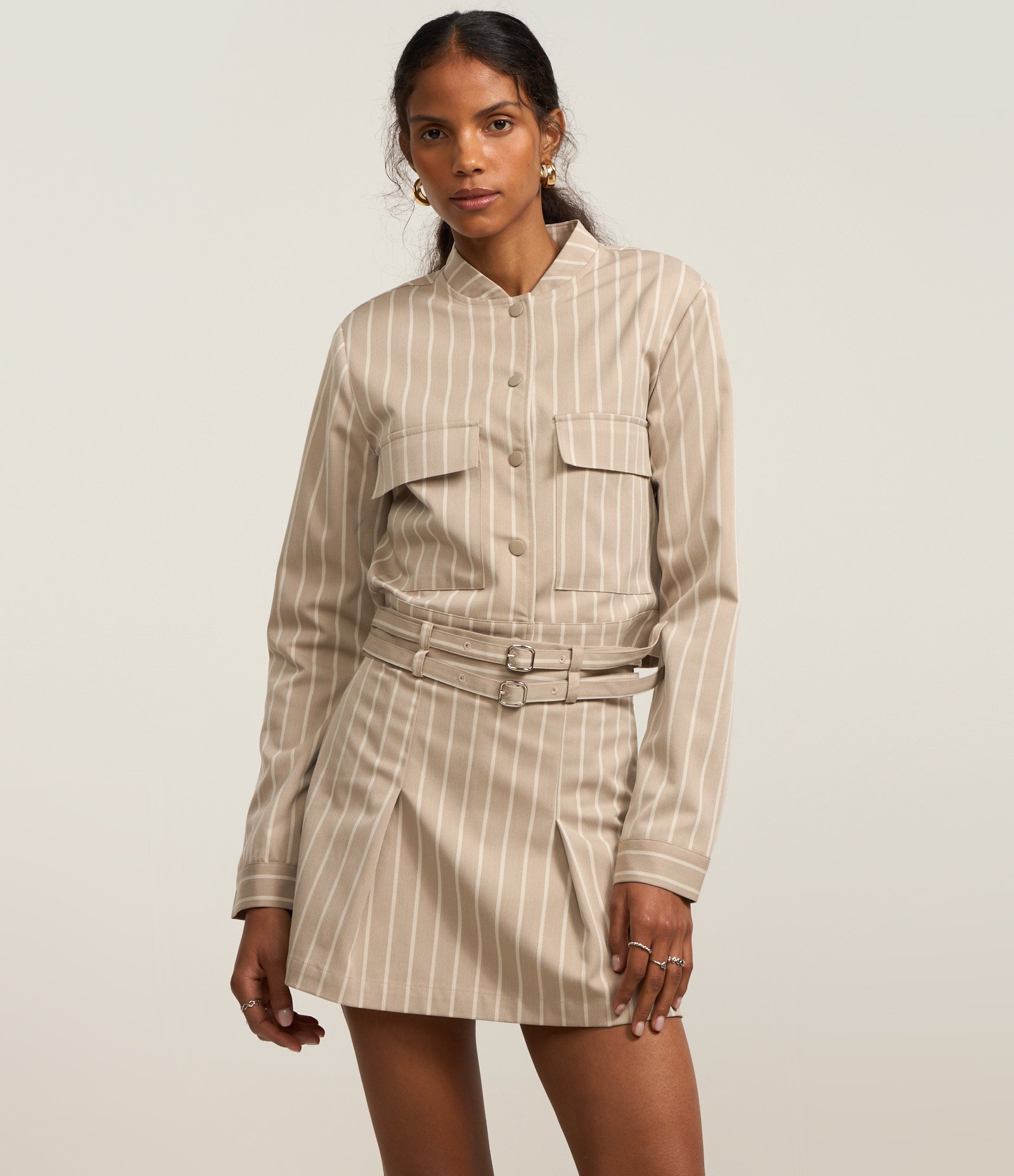 Short Saia Curto em Alfaiataria com Listras e Cinto Duplo Bege Acinzentado 2