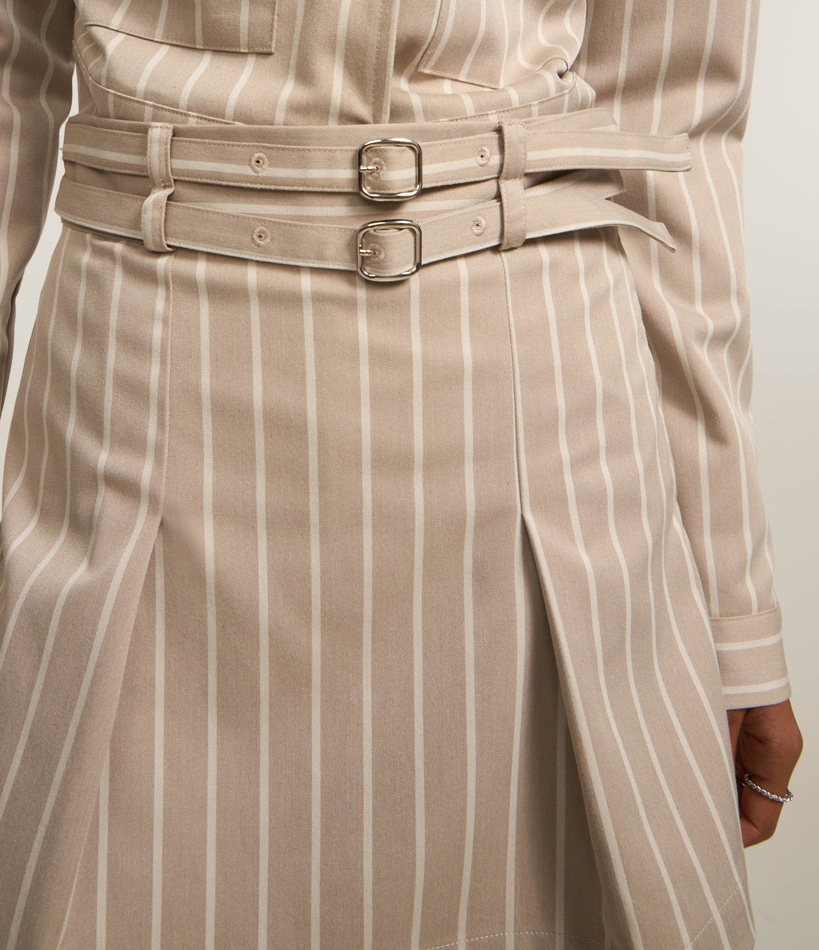 Short Saia Curto em Alfaiataria com Listras e Cinto Duplo Bege Acinzentado 4
