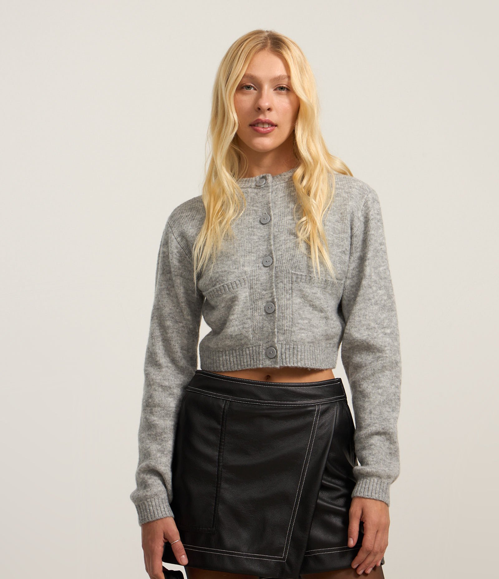 Cardigan Cropped em Tricô com Bolsinhos e Botões Frontais Cinza 1