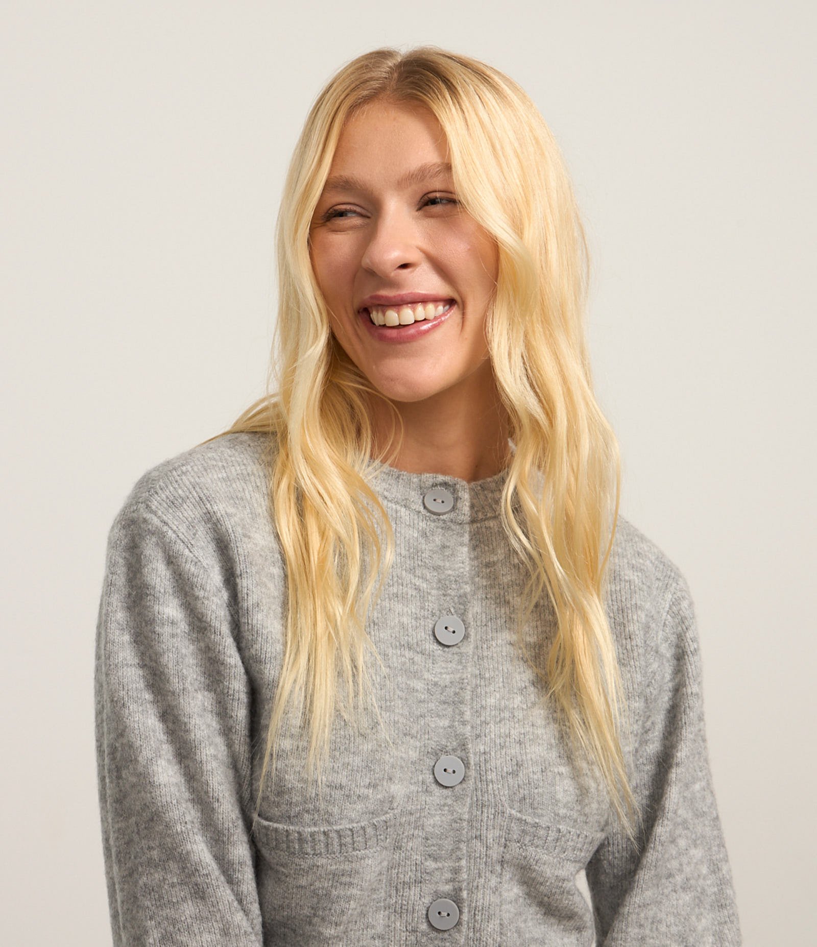 Cardigan Cropped em Tricô com Bolsinhos e Botões Frontais Cinza 3