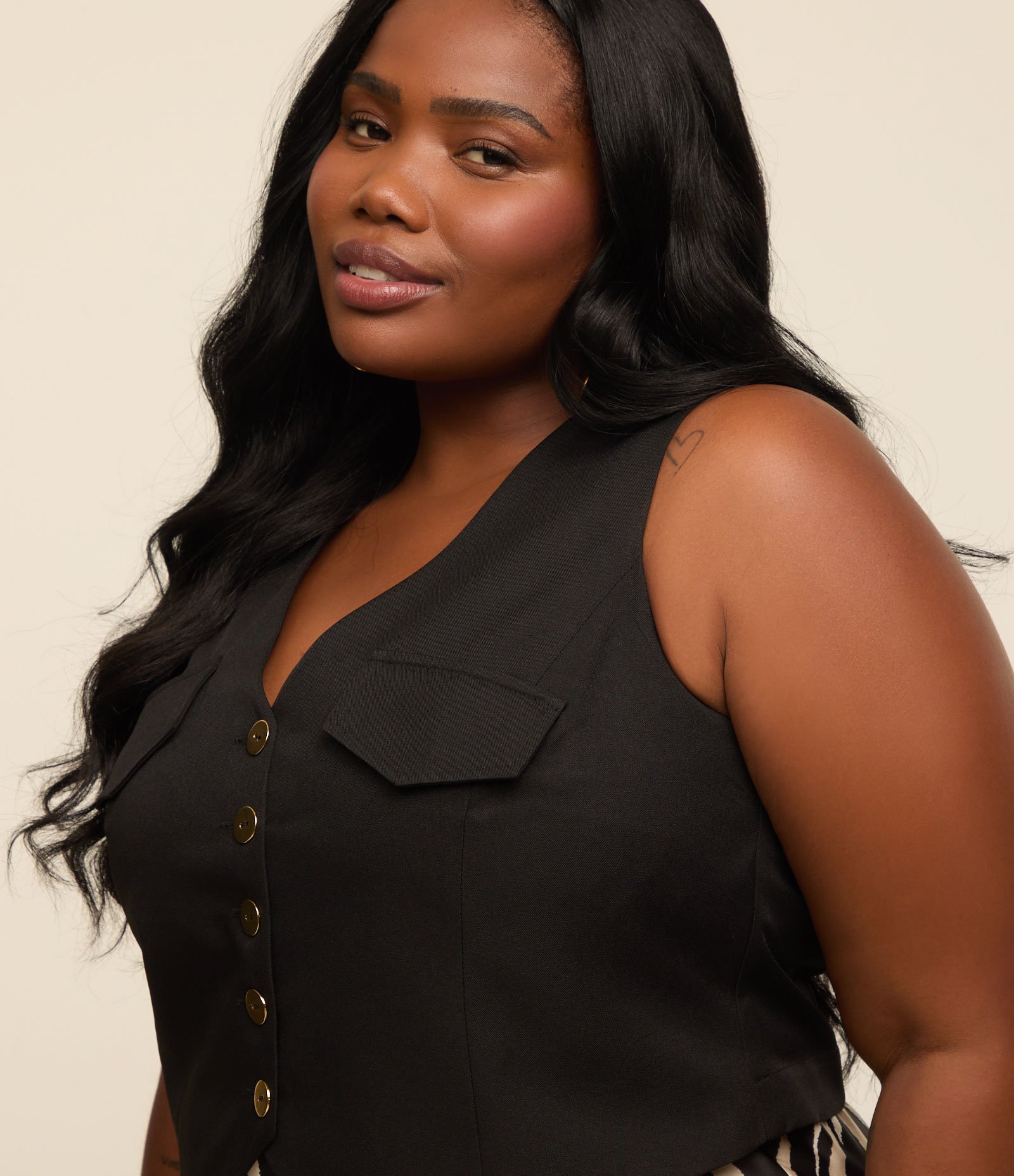 Colete em Crepe com Decote V Curve & Plus Size Preto 3