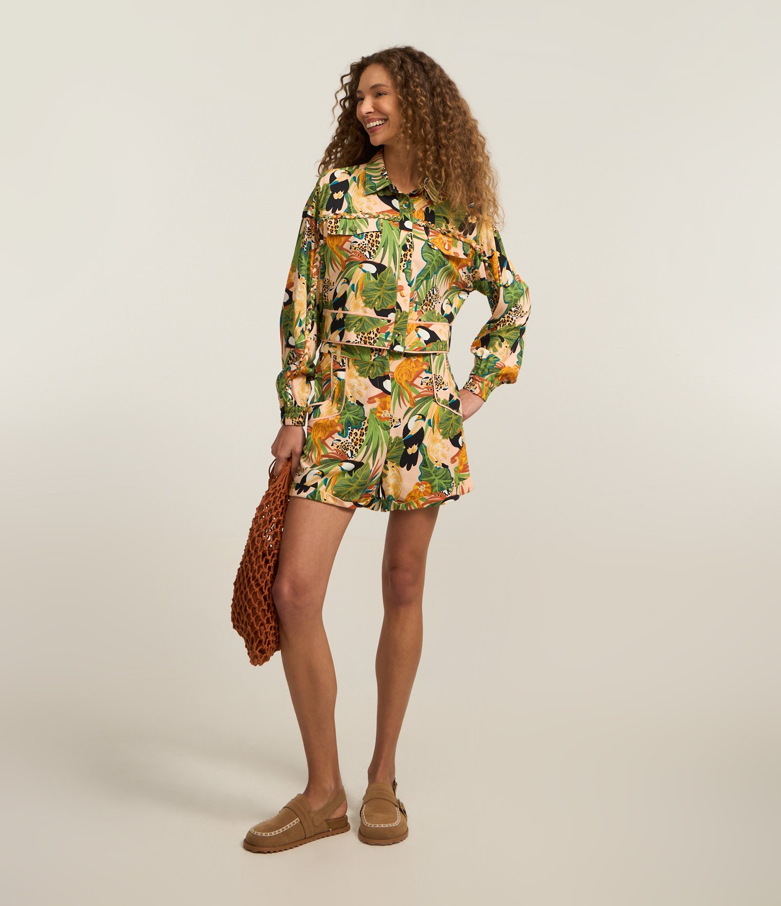 Short Curto em Viscose e Linho com Estampa Tropical Verde 1