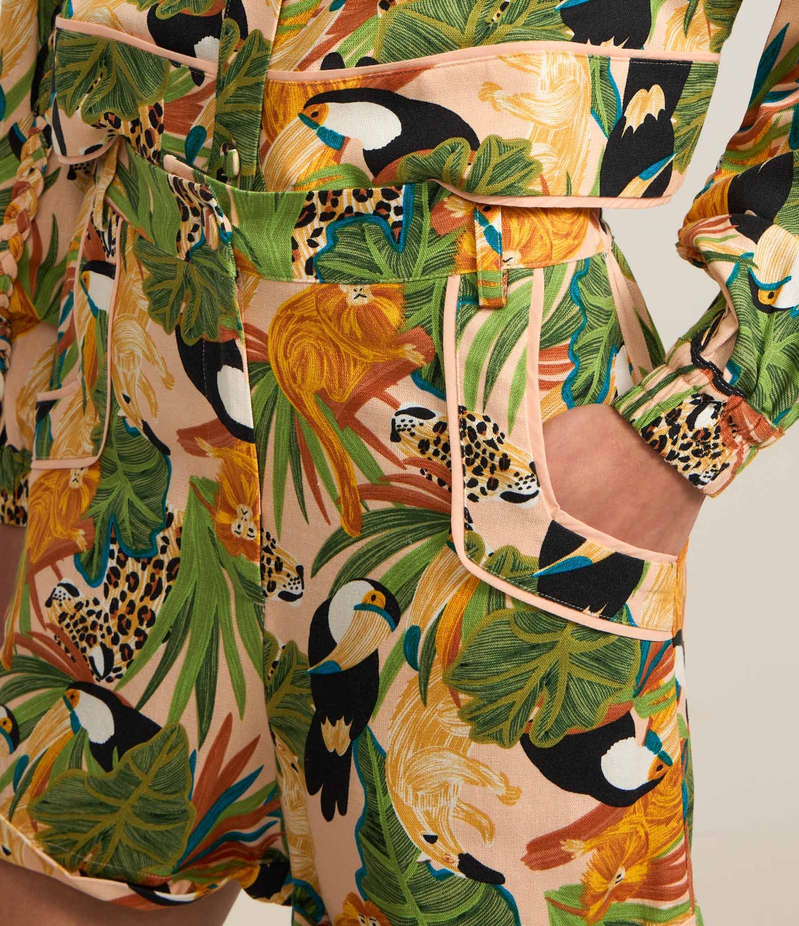 Short Curto em Viscose e Linho com Estampa Tropical Verde 3