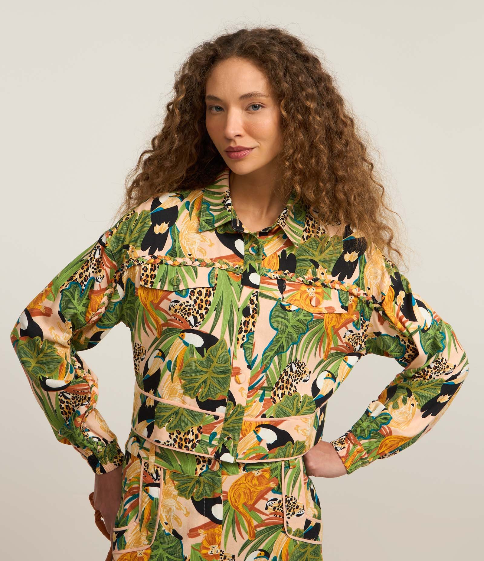 Jaqueta Curta em Viscose e Linho com Estampa Tropical Verde 1