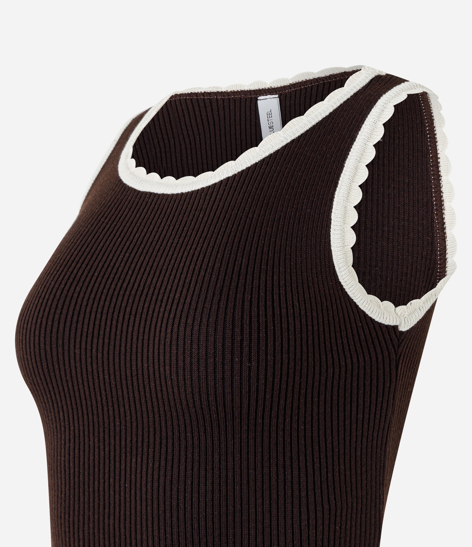 Blusa Regata Baby Look com Textura e Detalhe de Ondinhas nos Viés Marrom 5