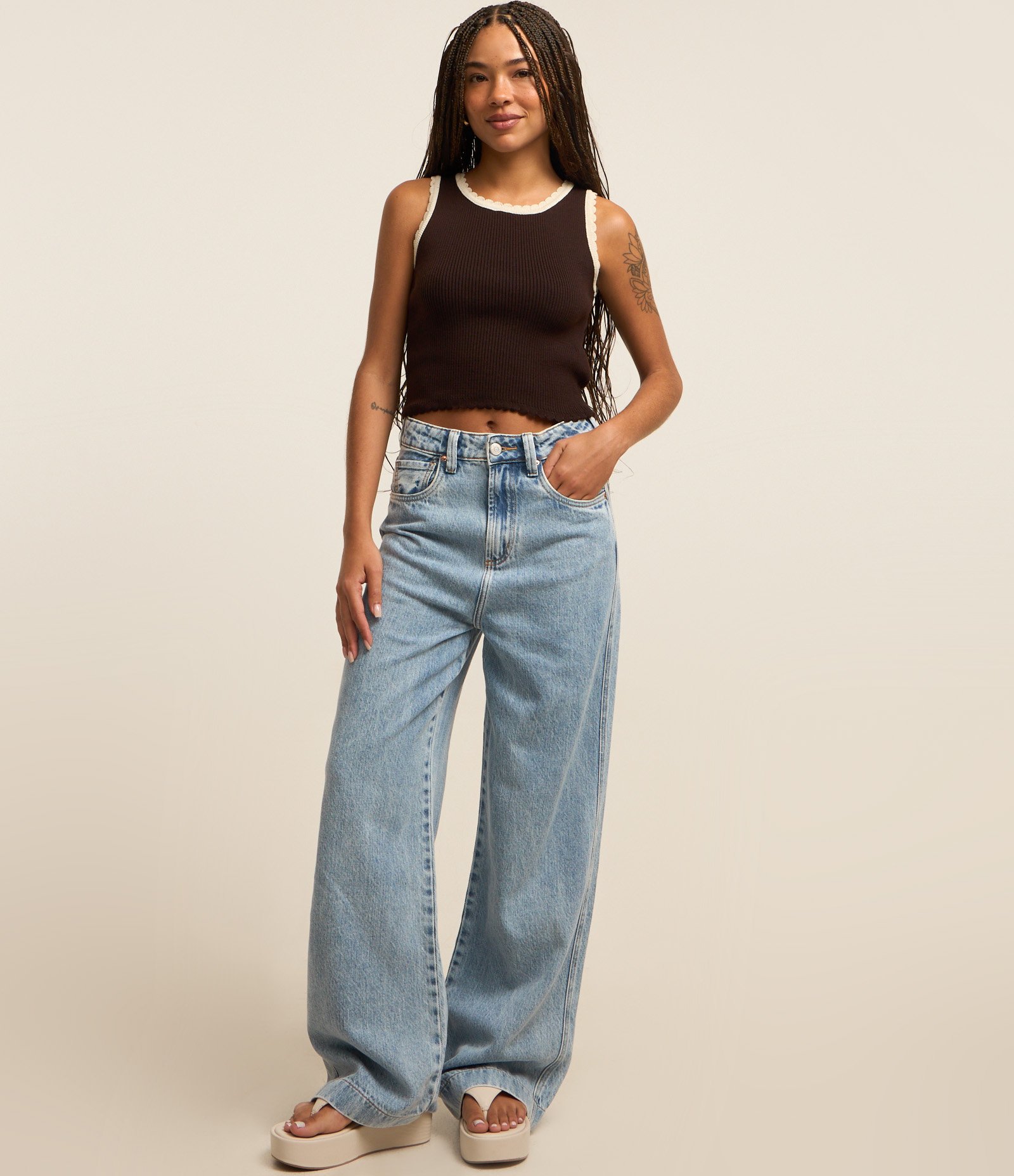 Blusa Regata Baby Look com Textura e Detalhe de Ondinhas nos Viés Marrom 2