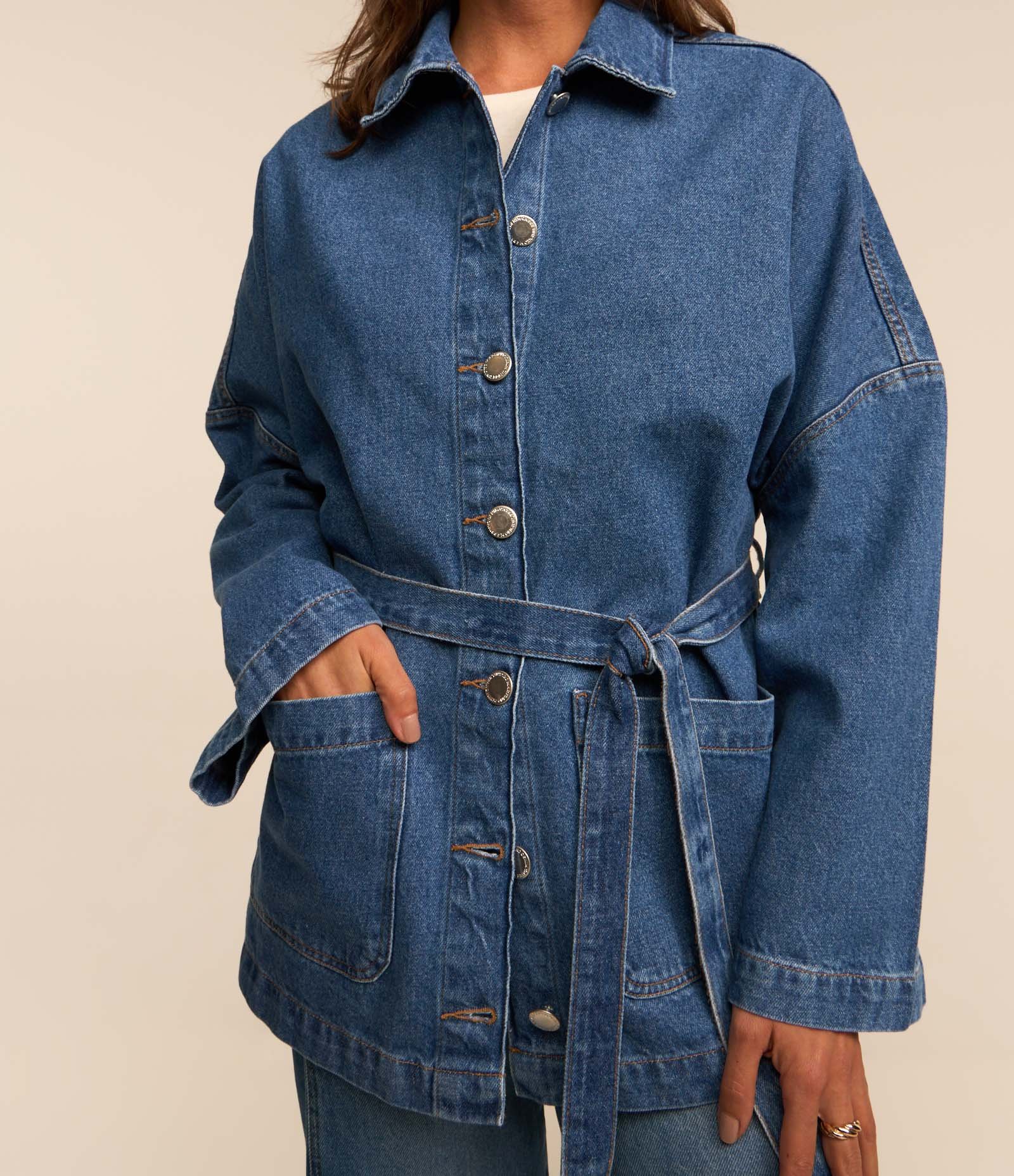 Jaqueta Parka em Jeans com Cava Deslocada e Amarração Azul 2