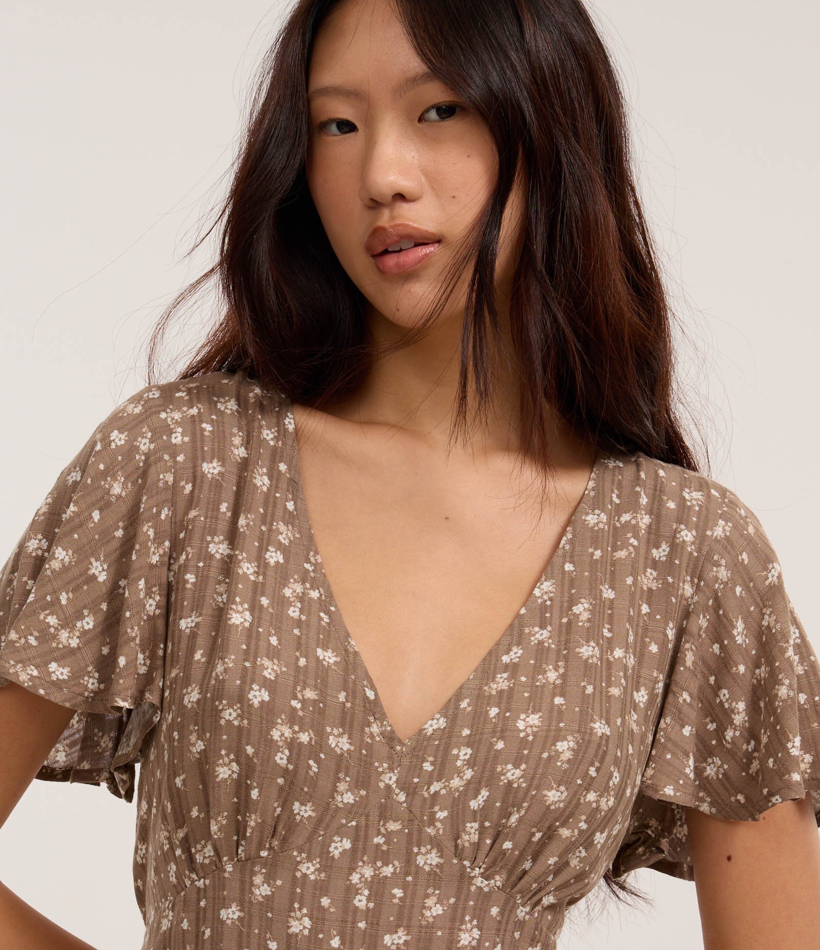 Vestido Curto com Manga Godê e Estampa Floral Liberty Marrom 3