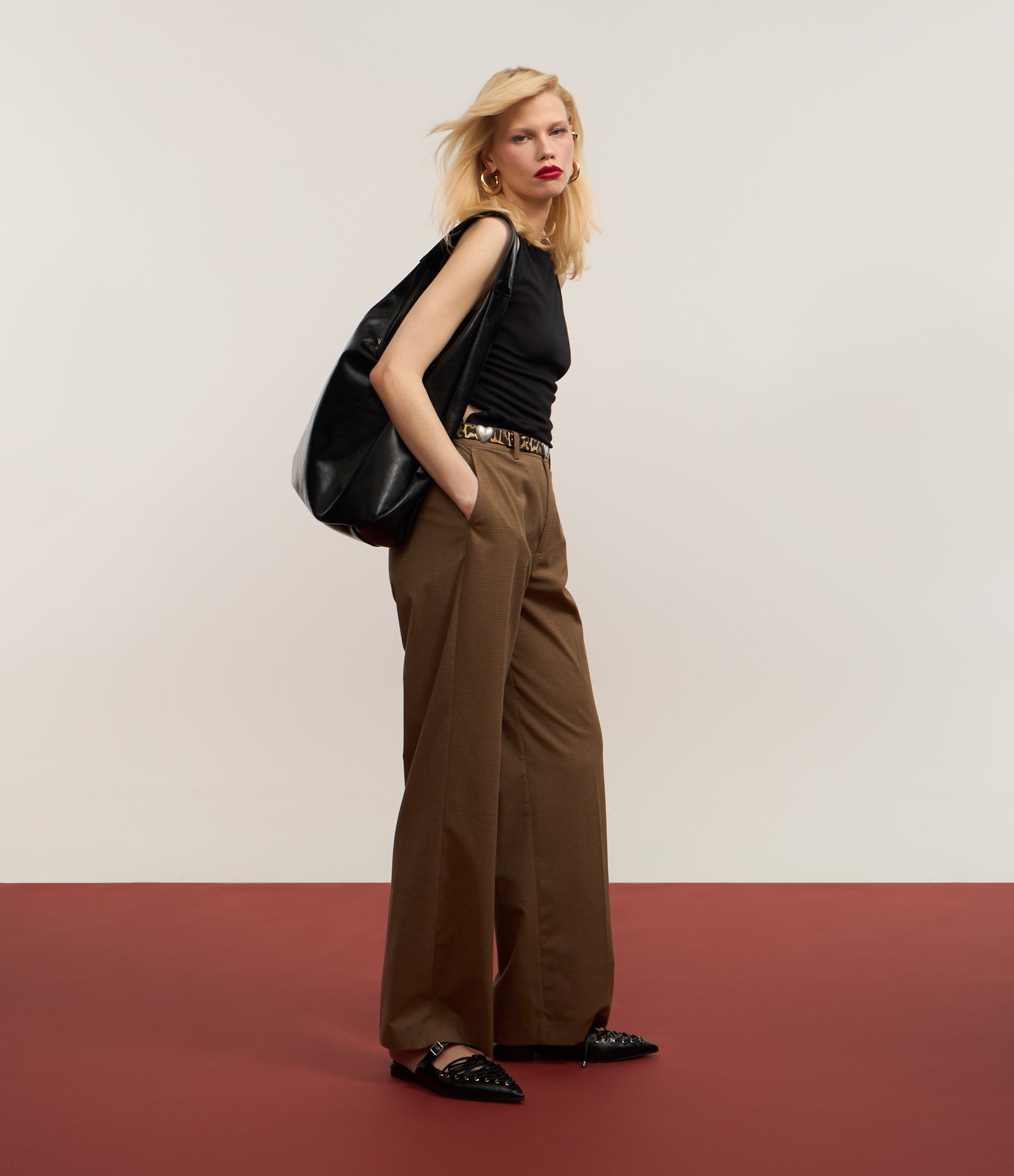 Calça Reta em Alfaiataria Xadrez Marrom 4