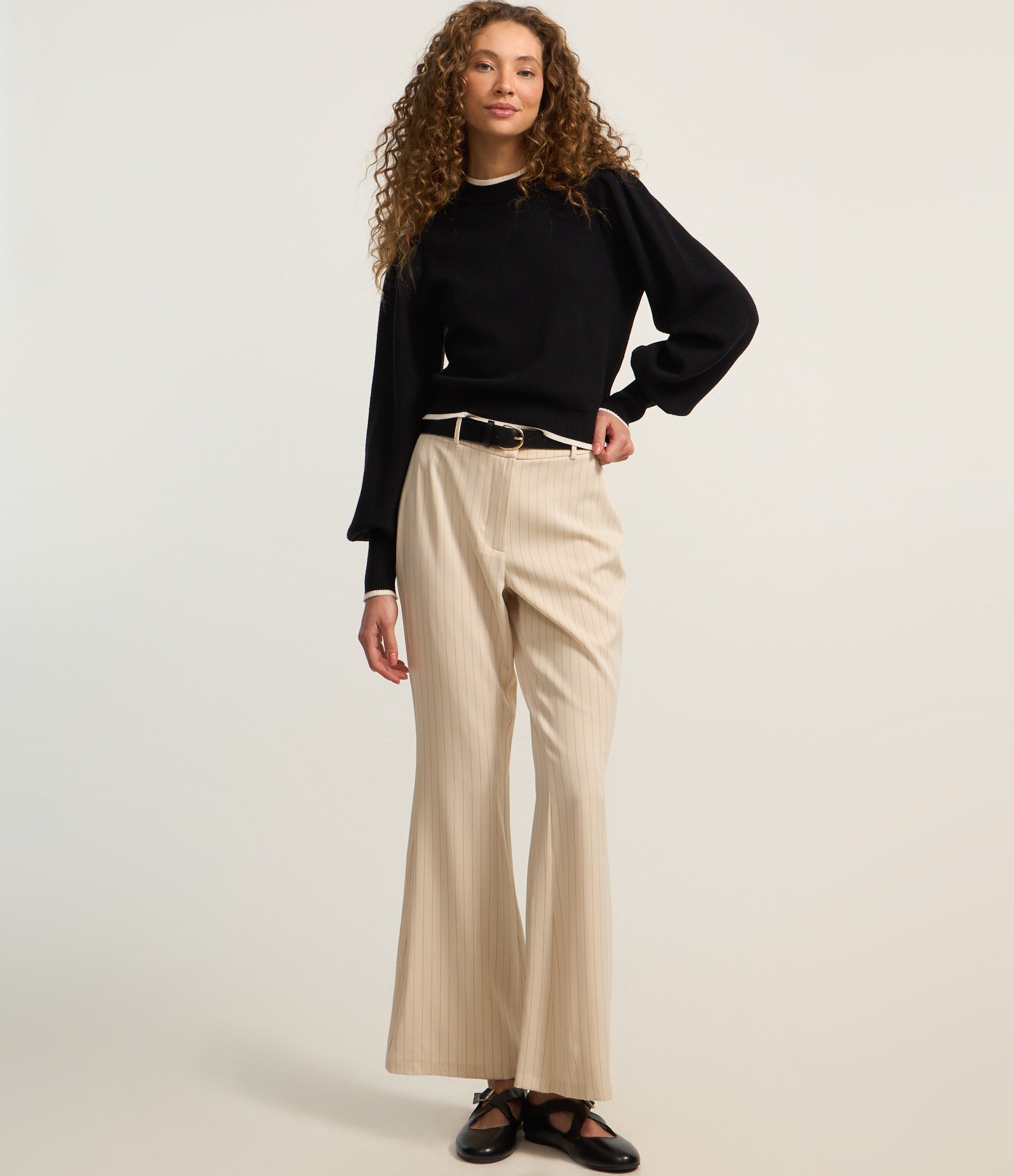 Suéter em Tricô com Friso Contrastante e Manga Bufante Preto 2