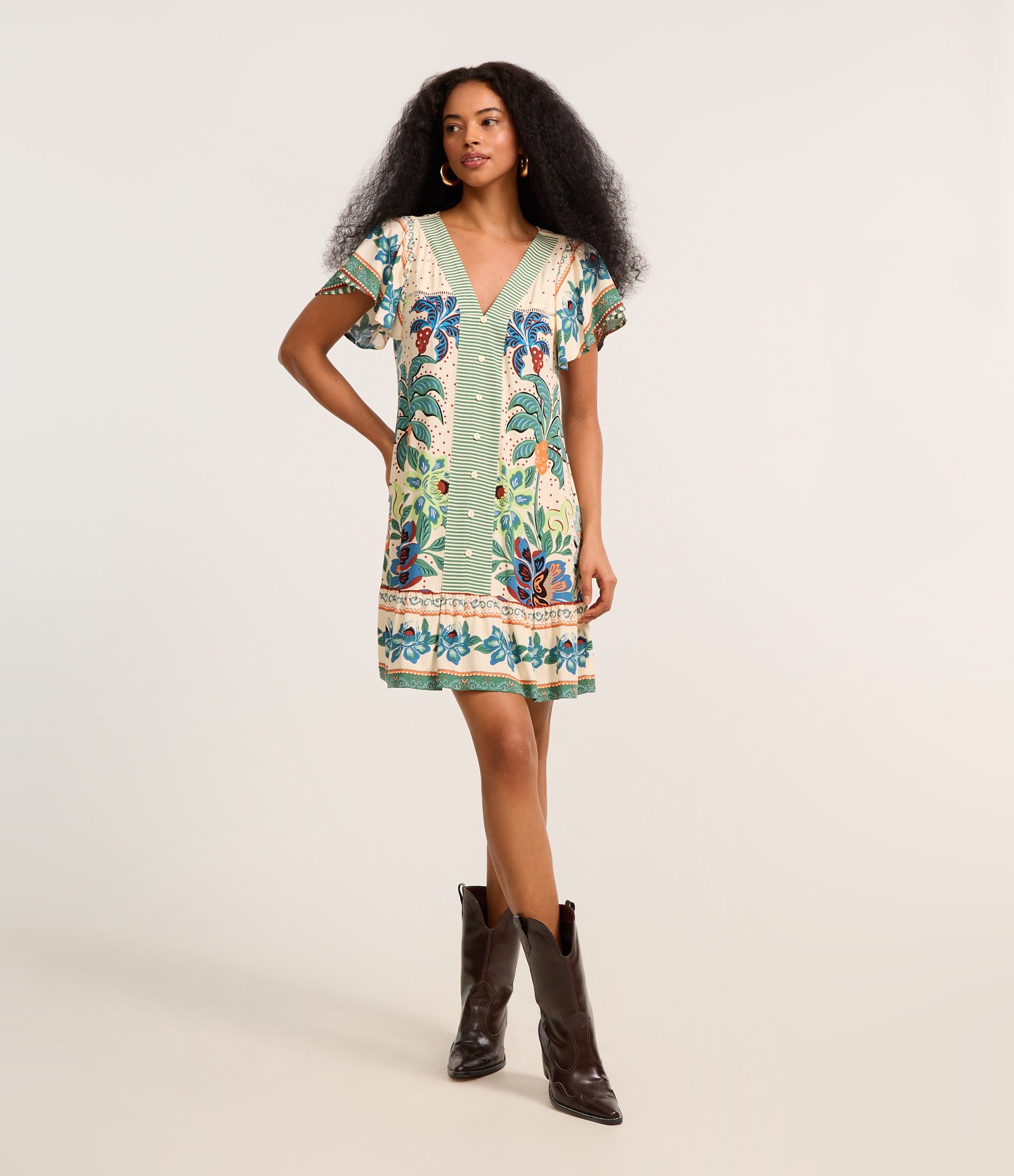 Vestido Curto em Viscose com Estampa Tropical Multicores 2