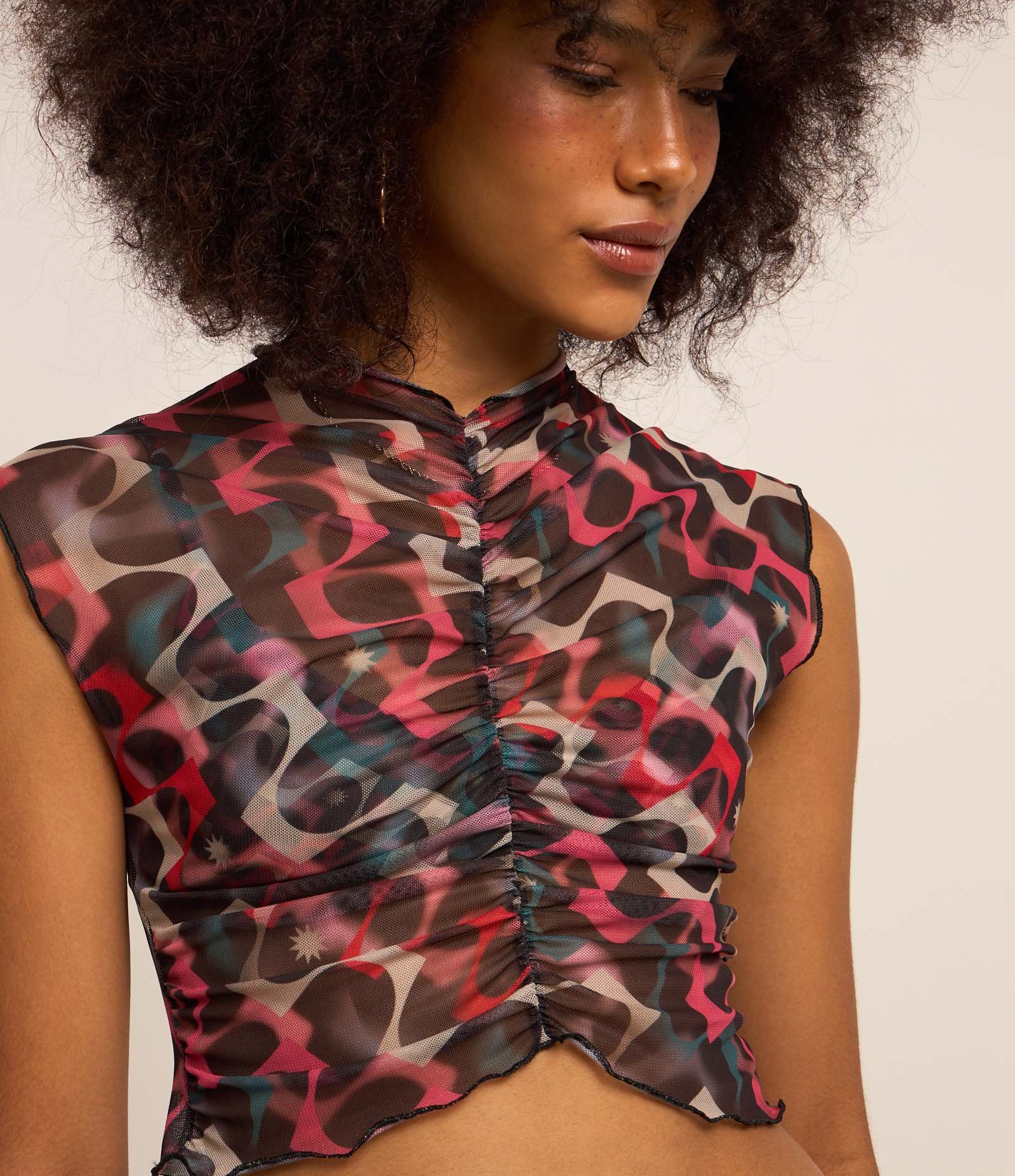 Blusa em Tule com Franzidinho e Estampa Abstrata Preto 4