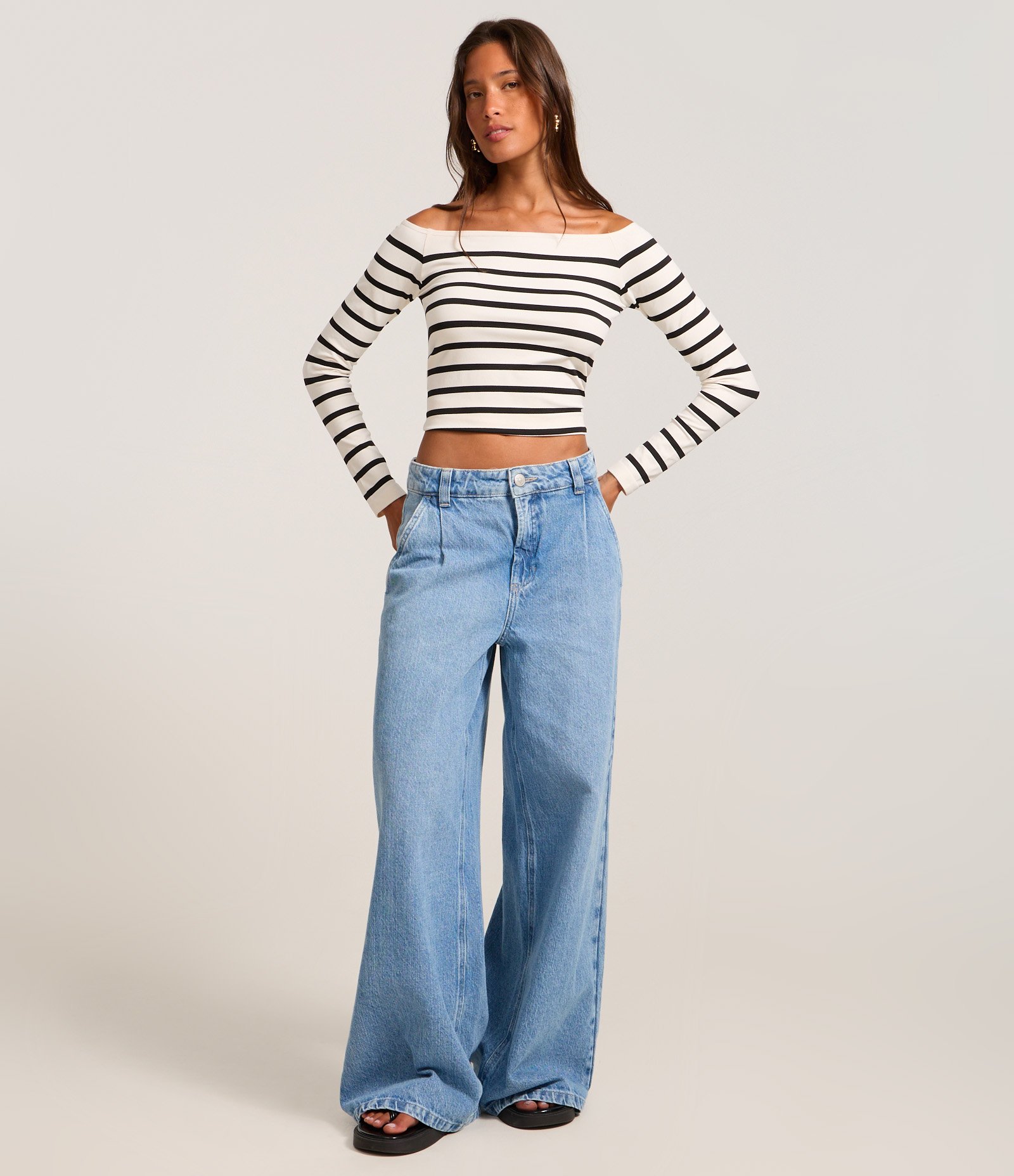 Blusa em Poliamida Seamless Listrada e com Decote Ombro a Ombro Branco 2