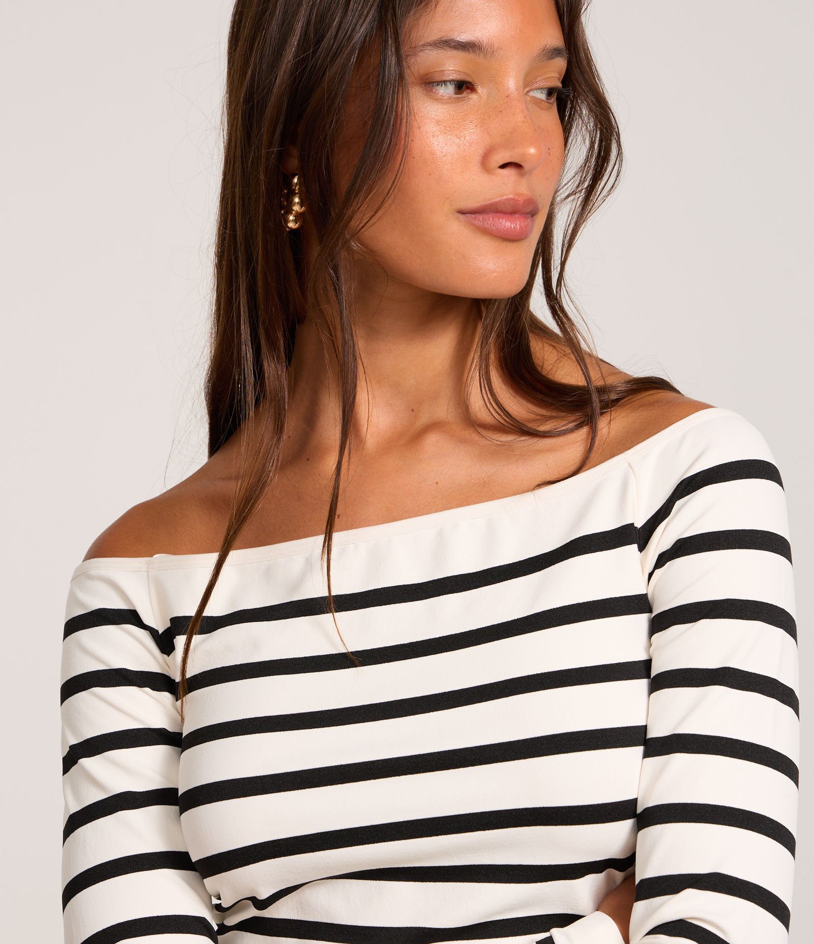 Blusa em Poliamida Seamless Listrada e com Decote Ombro a Ombro Branco 3