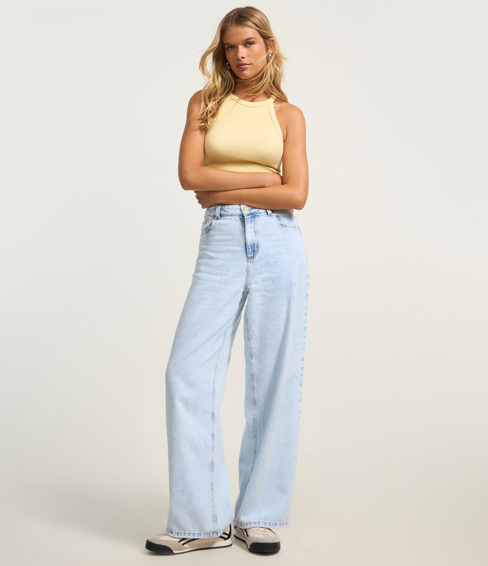 Blusa Básica com Decote Halter com Textura e Sem Costura Amarelo 2