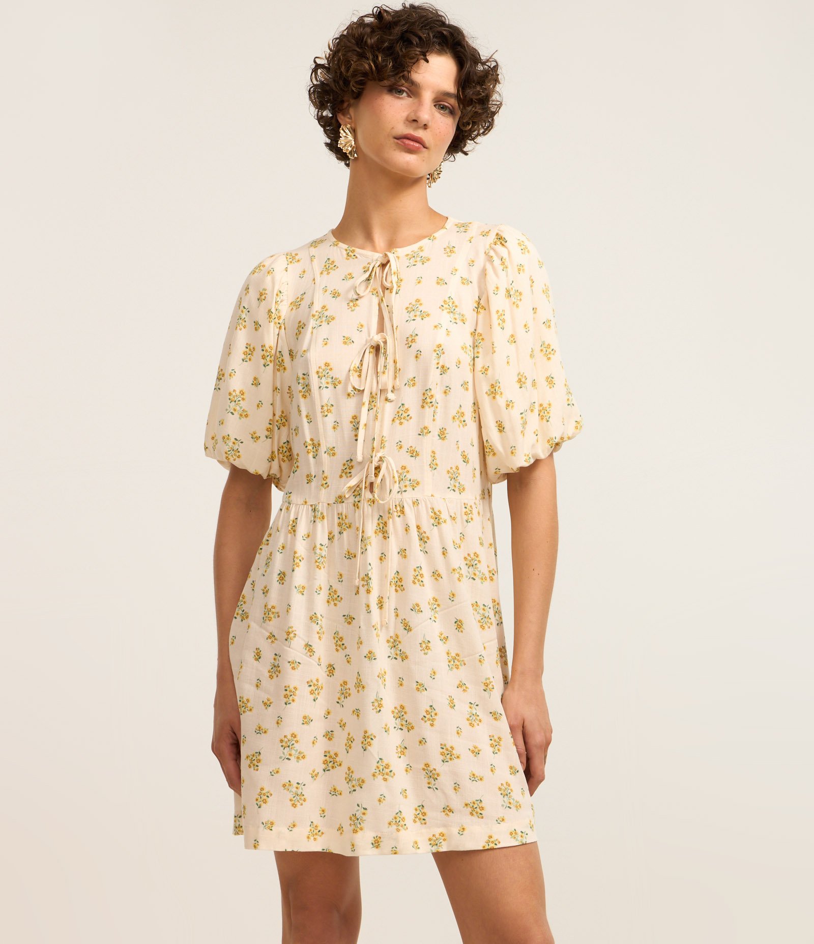 Vestido Curto em Viscose com Manga Bufante e Estampa Floral Off White 1