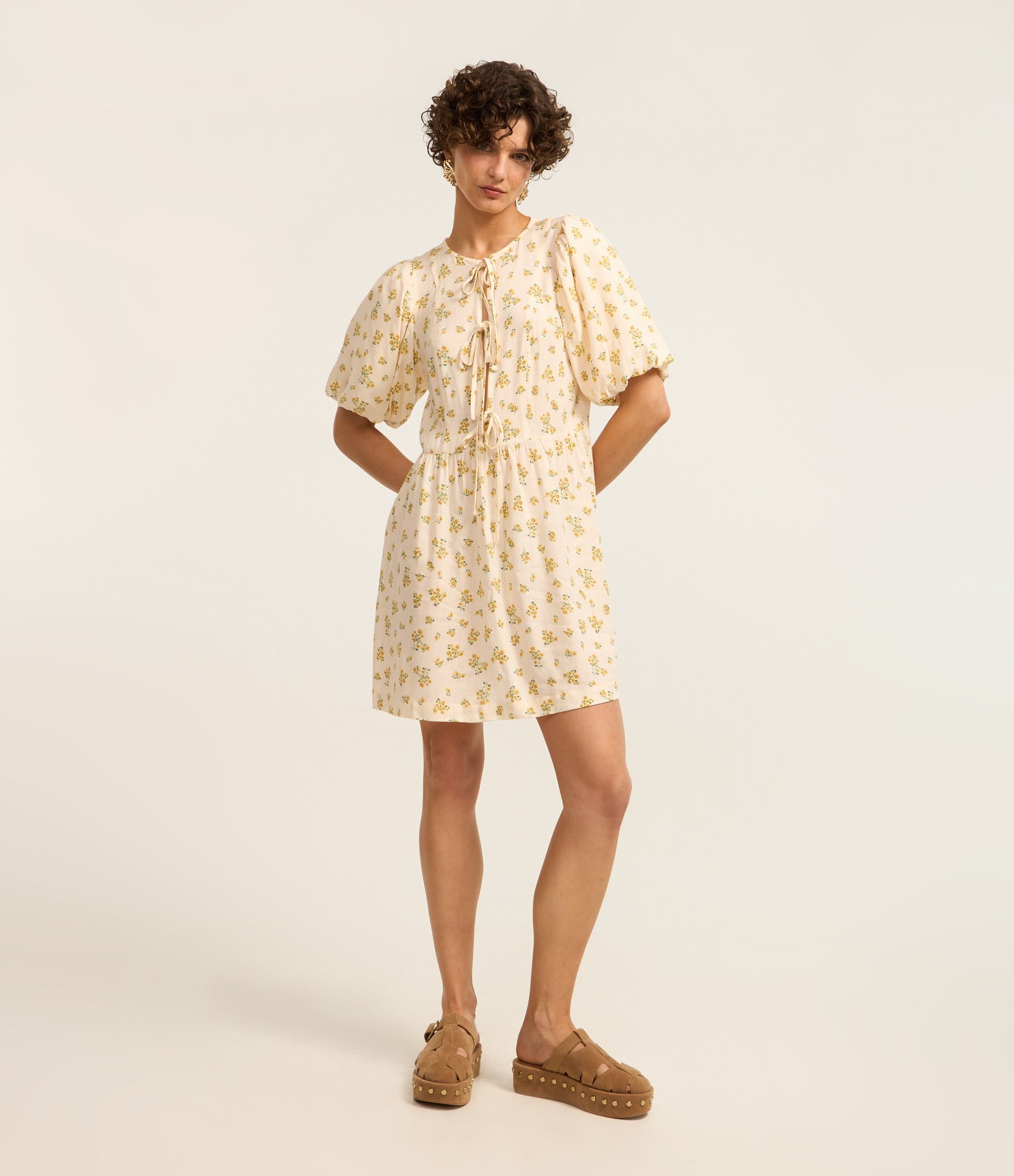 Vestido Curto em Viscose com Manga Bufante e Estampa Floral Off White 2