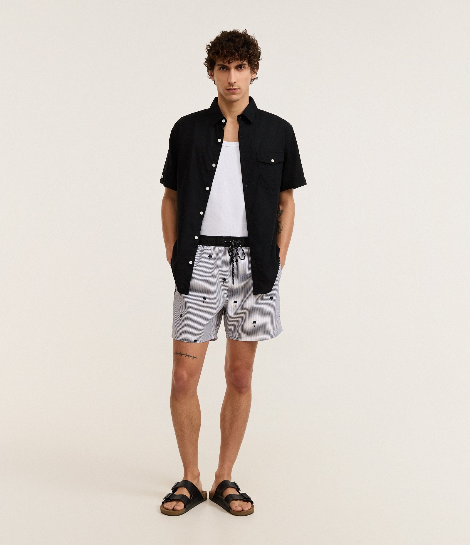 Bermuda em Anaruga com Cós Elástico Listras e Bordado de Coqueiro Cinza 1