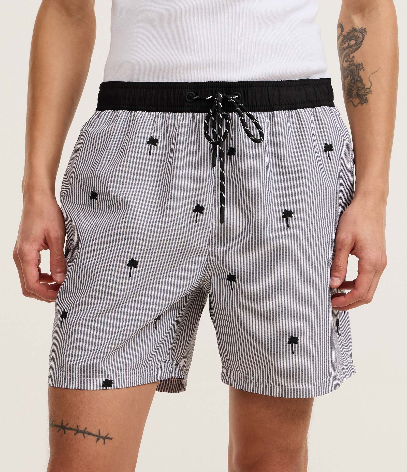 Bermuda em Anaruga com Cós Elástico Listras e Bordado de Coqueiro Cinza 2