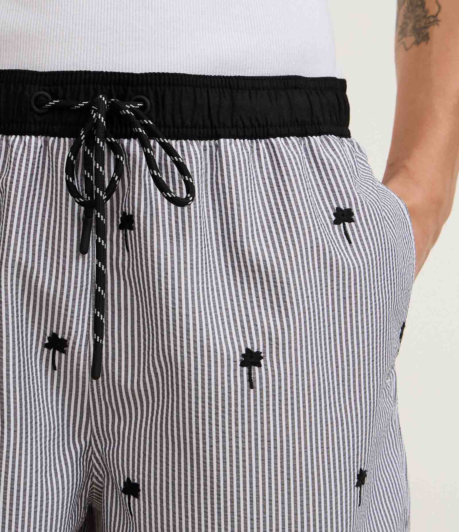 Bermuda em Anaruga com Cós Elástico Listras e Bordado de Coqueiro Cinza 3