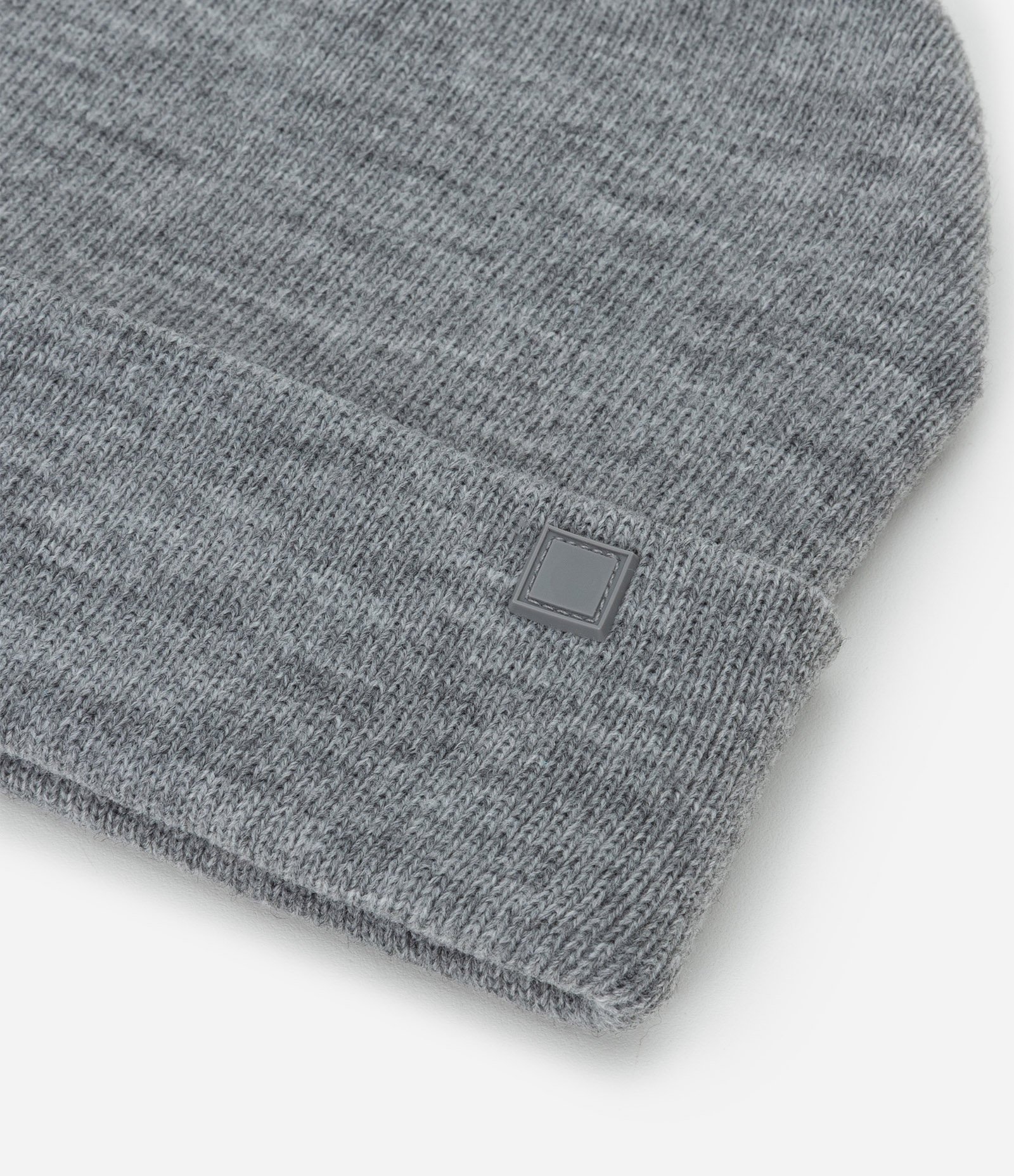 Touca em Tricô com Borda Dobradinha e Etiqueta Aplicada Cinza 2