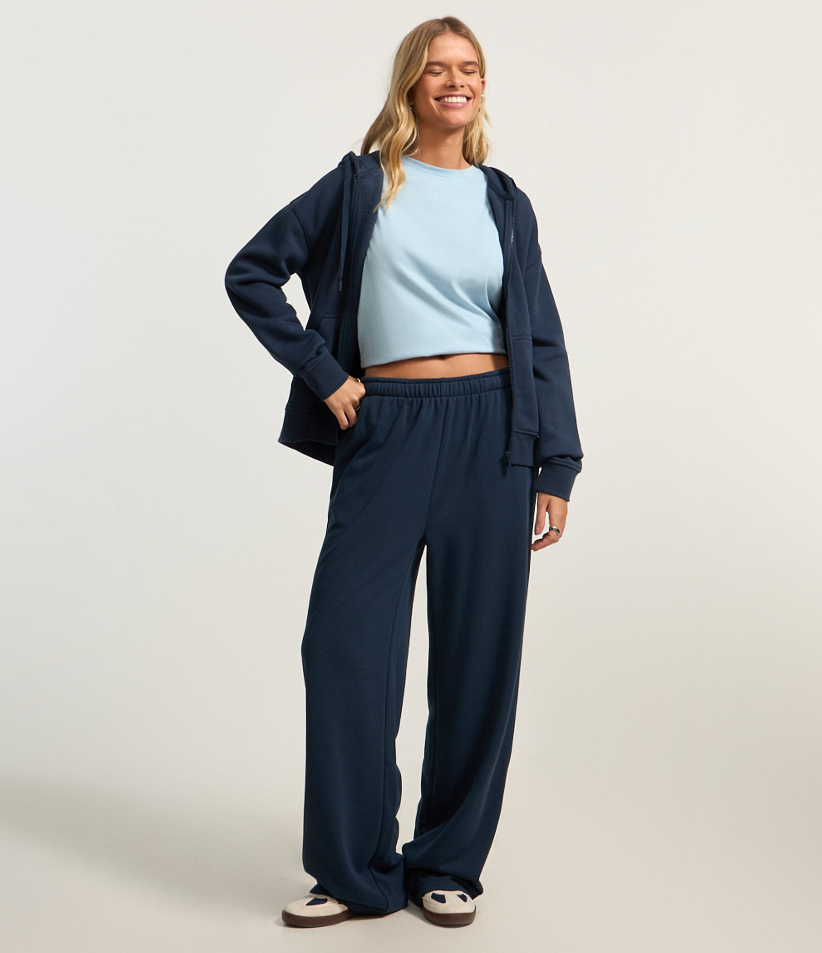 Casaco em Moletom Peluciado com Capuz e Bolso Canguru Azul Marinho 2