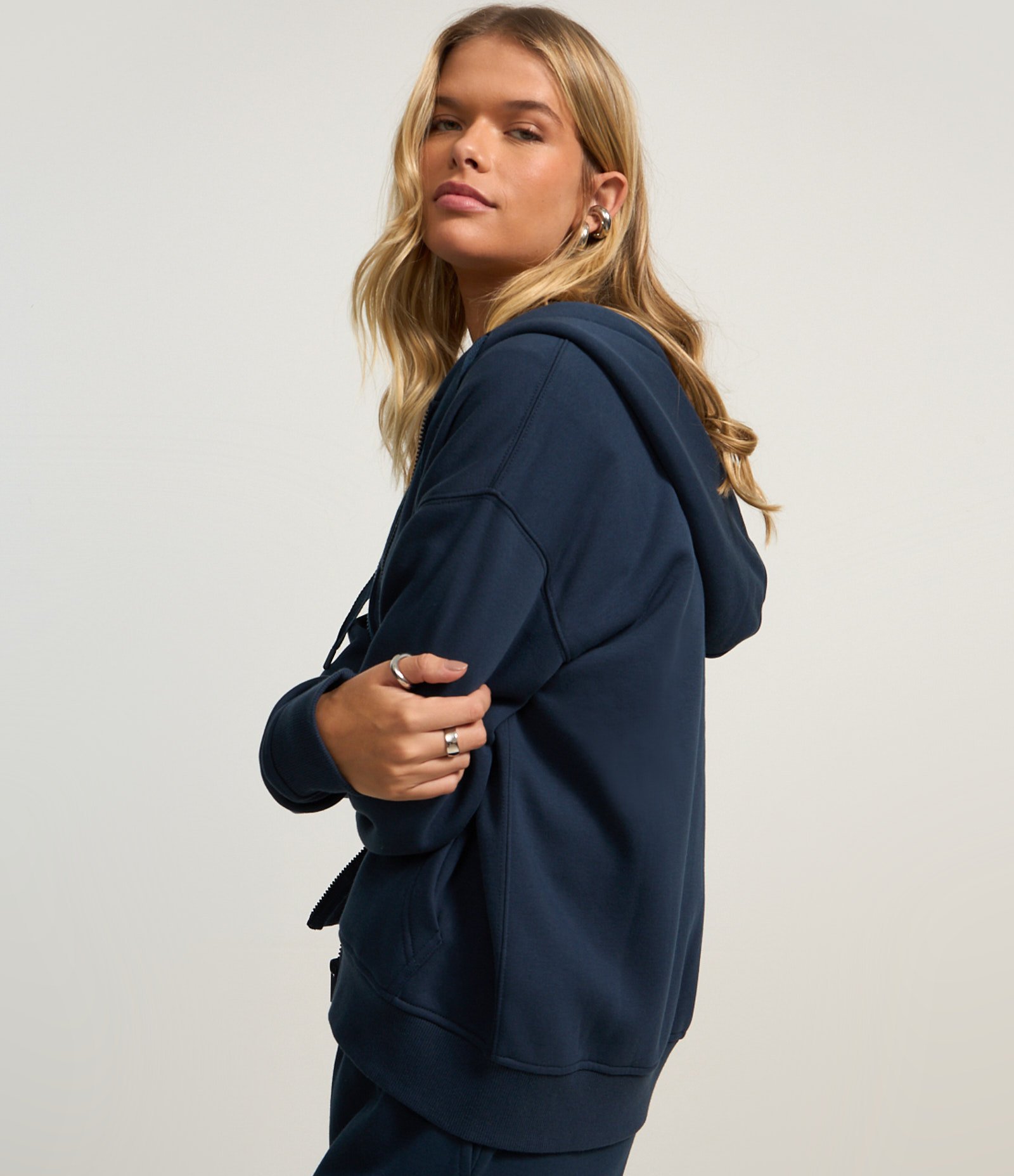 Casaco em Moletom Peluciado com Capuz e Bolso Canguru Azul Marinho 3