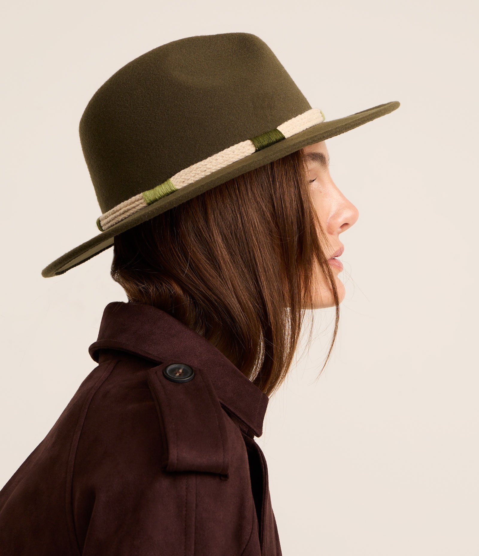 Chapéu em Suede com Cordas na Aba e Linhas Contrastantes Verde Militar 1
