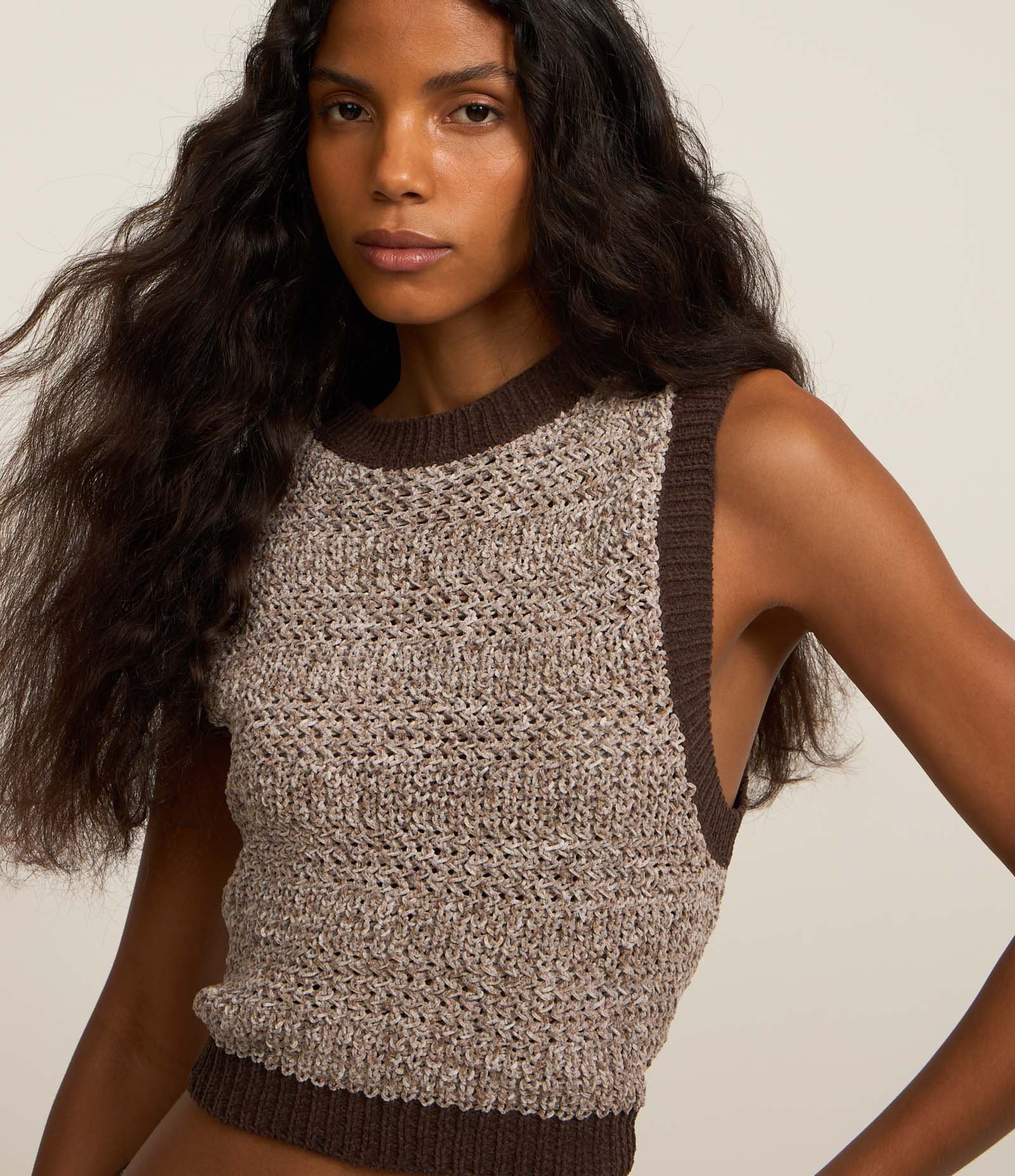 Colete Curto em Chenille Mescla com Detalhe Contrastante Marrom 1