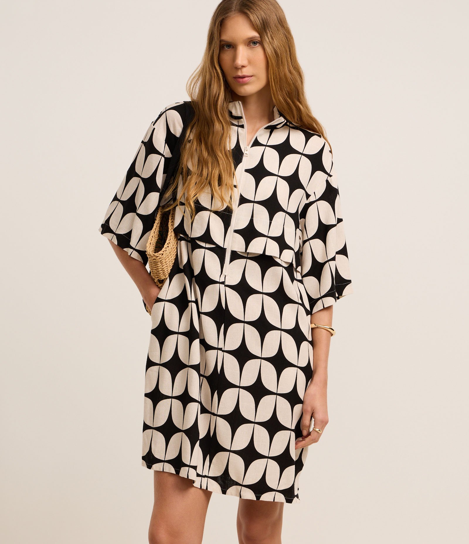 Vestido Curto em Viscolinho com Estampa Geométrica Preto/Off White 2