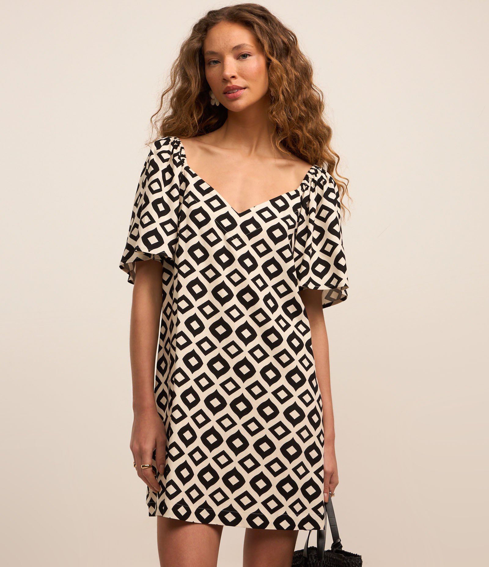 Vestido Curto em Viscose e Linho com Estampa Geométrica Preto/Branco 1