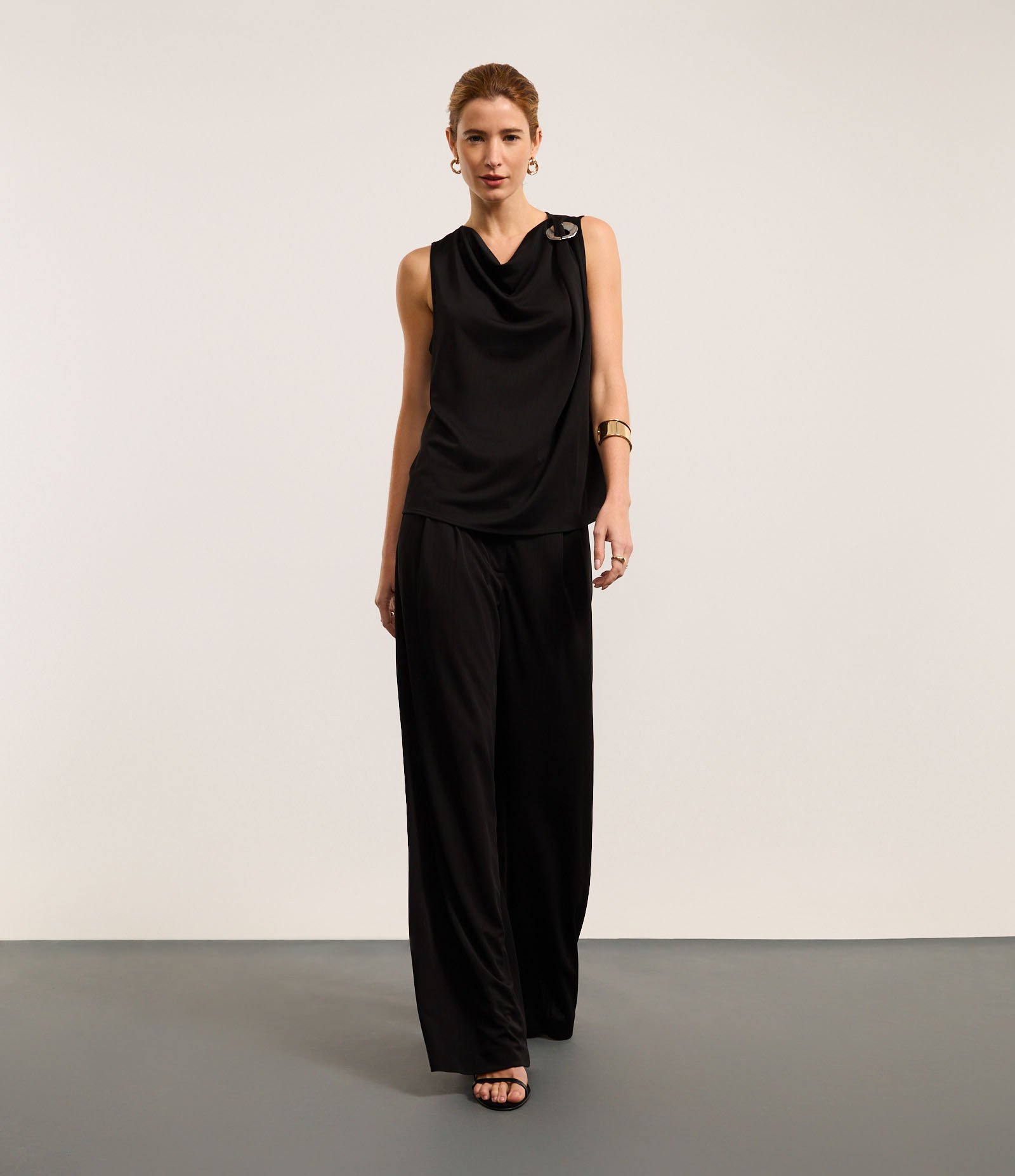 Blusa Texturizada com Gola Degagê e Fivela na Alça Preto 2