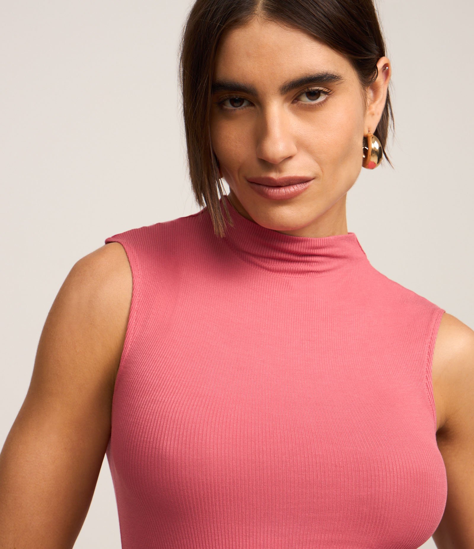 Blusa Sem Manga em Viscose com Gola Alta e Textura Canelada Rosa 4