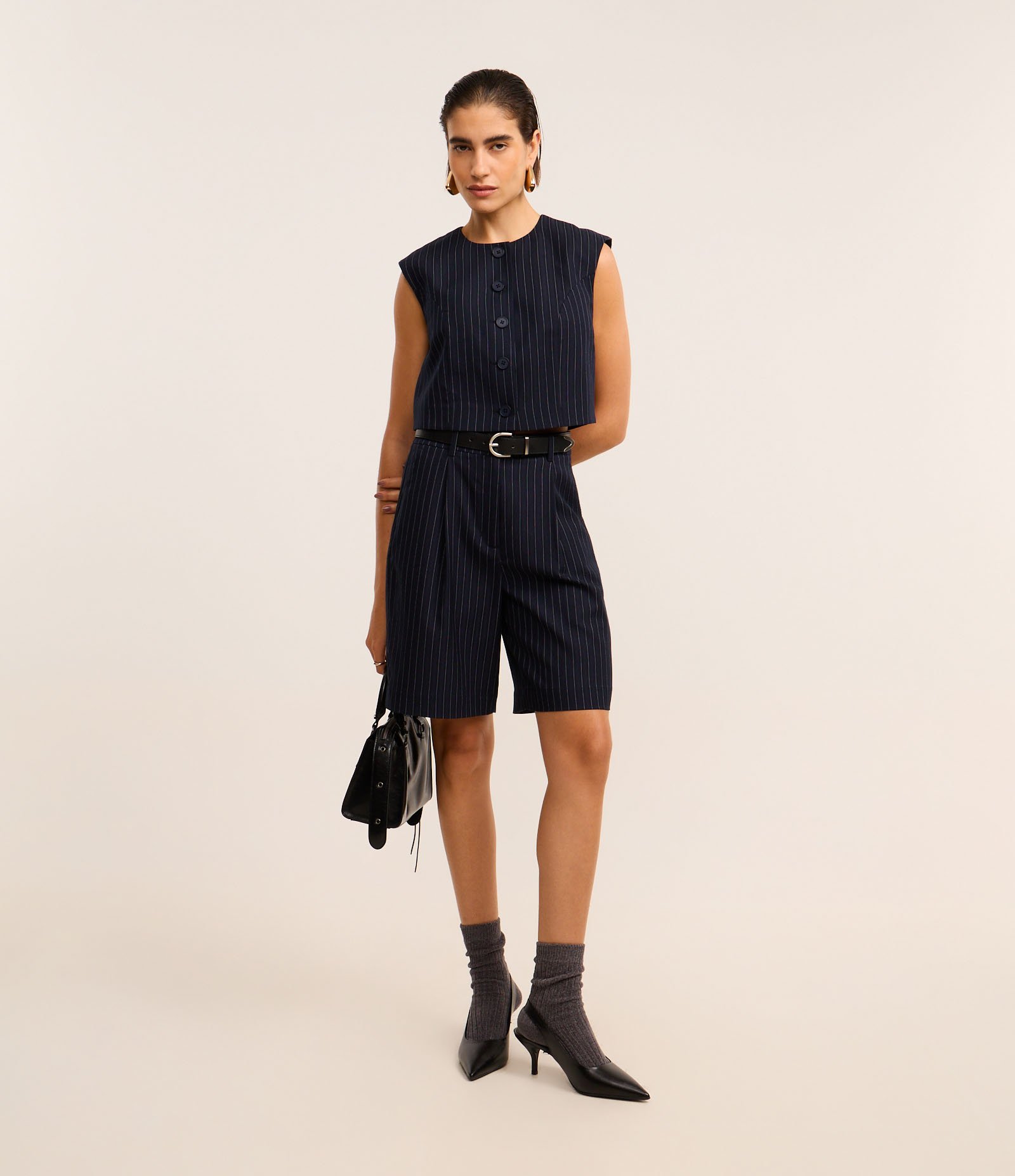 Bermuda Alfaiatada com Listras Riscas de Giz Metalizadas Azul Escuro 1