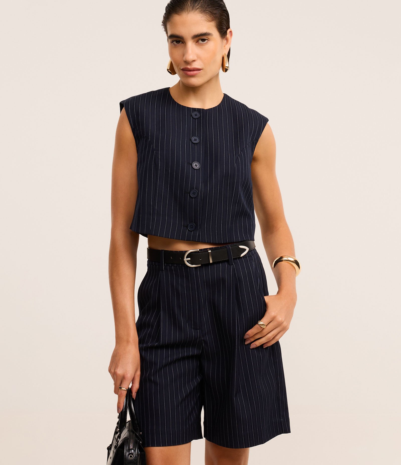 Bermuda Alfaiatada com Listras Riscas de Giz Metalizadas Azul Escuro 2