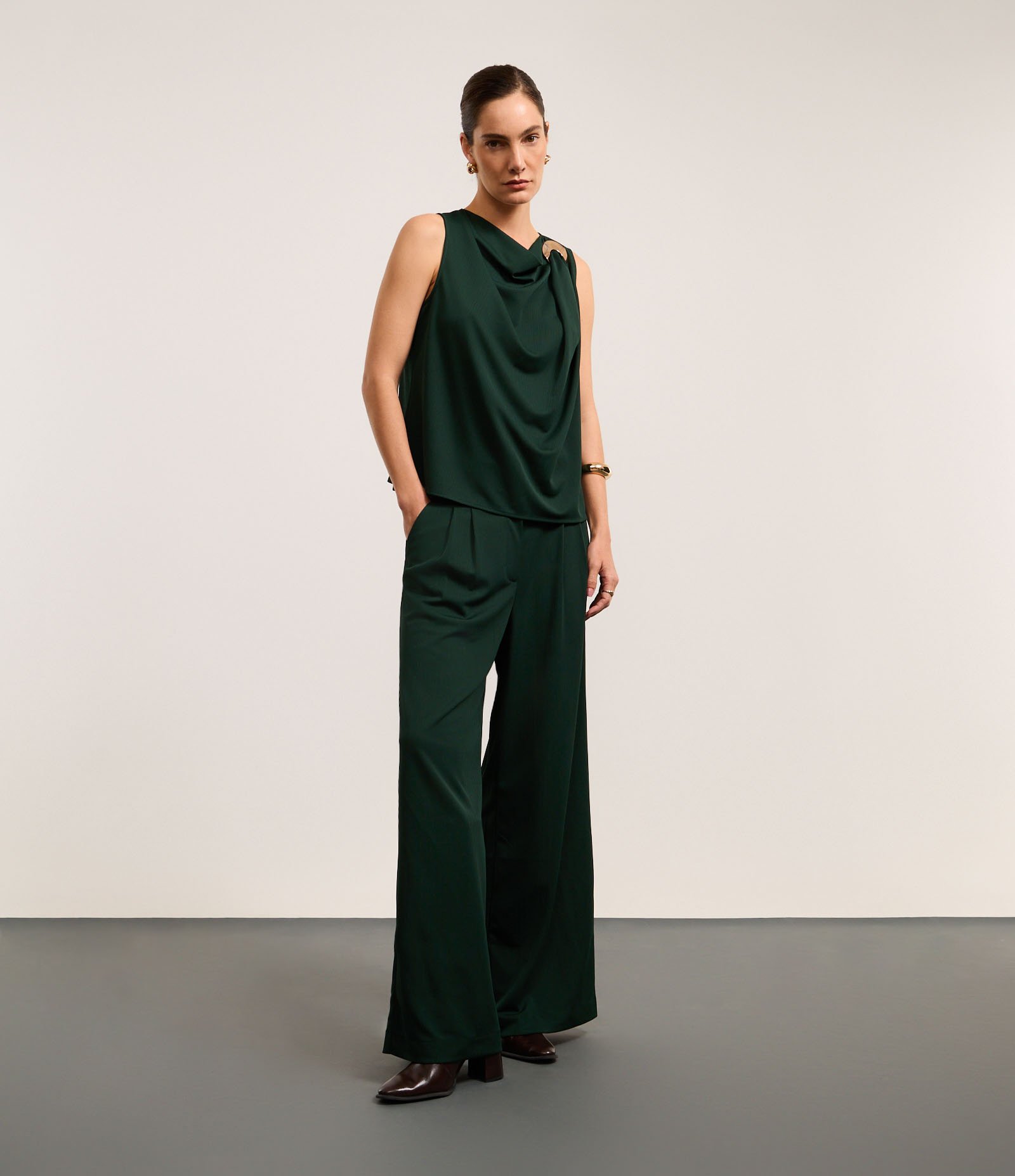 Calça Reta Cintura Alta Alfaiatada com `Pregas Verde 1