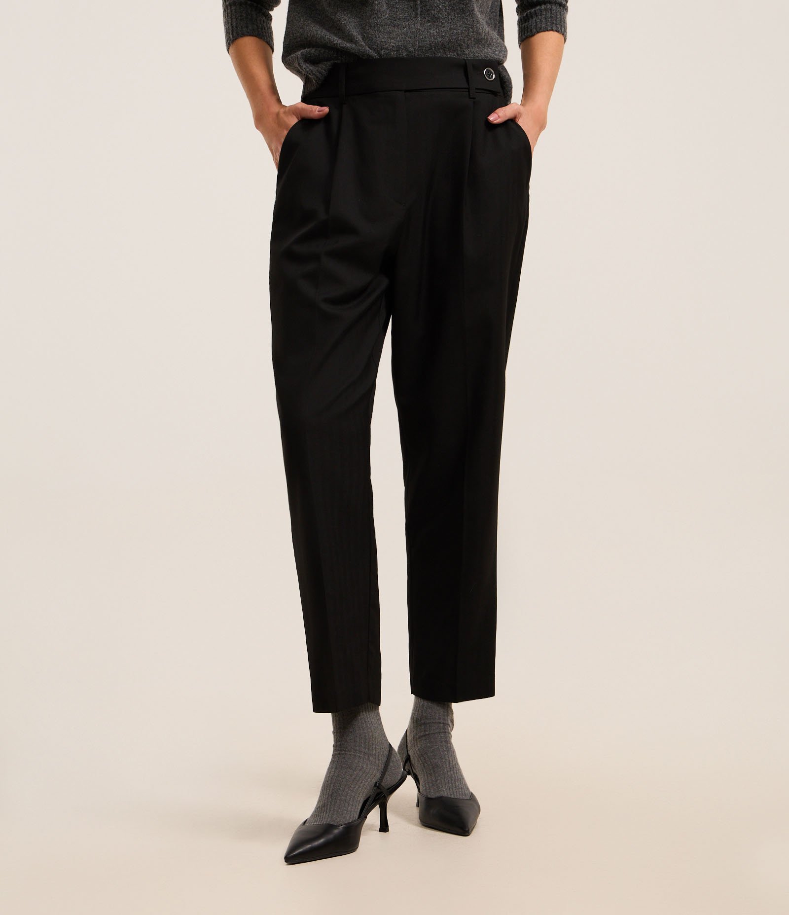 Calça Cenoura Alfaiatada com Cós Transpassado Preto 3