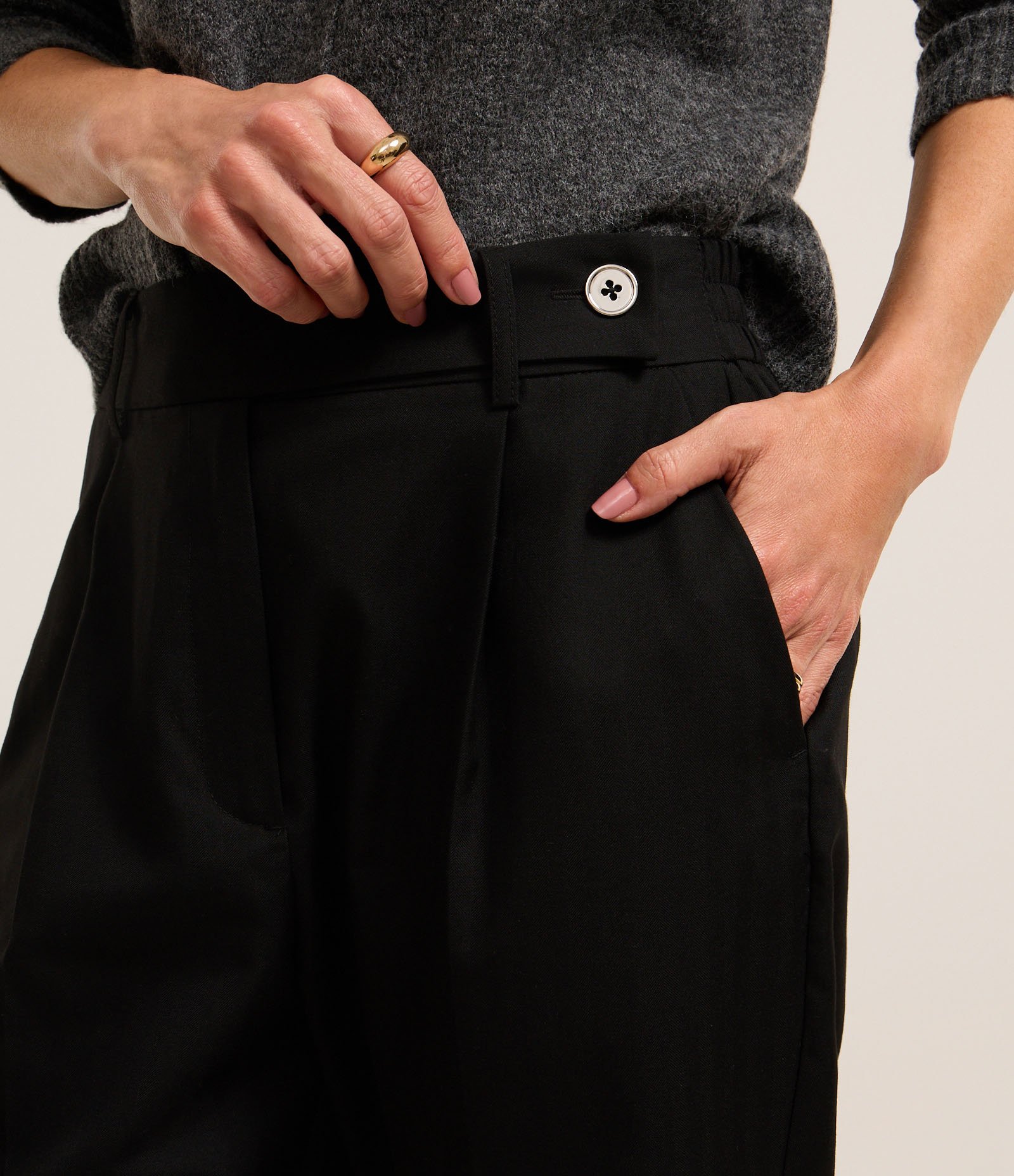 Calça Cenoura Alfaiatada com Cós Transpassado Preto 4