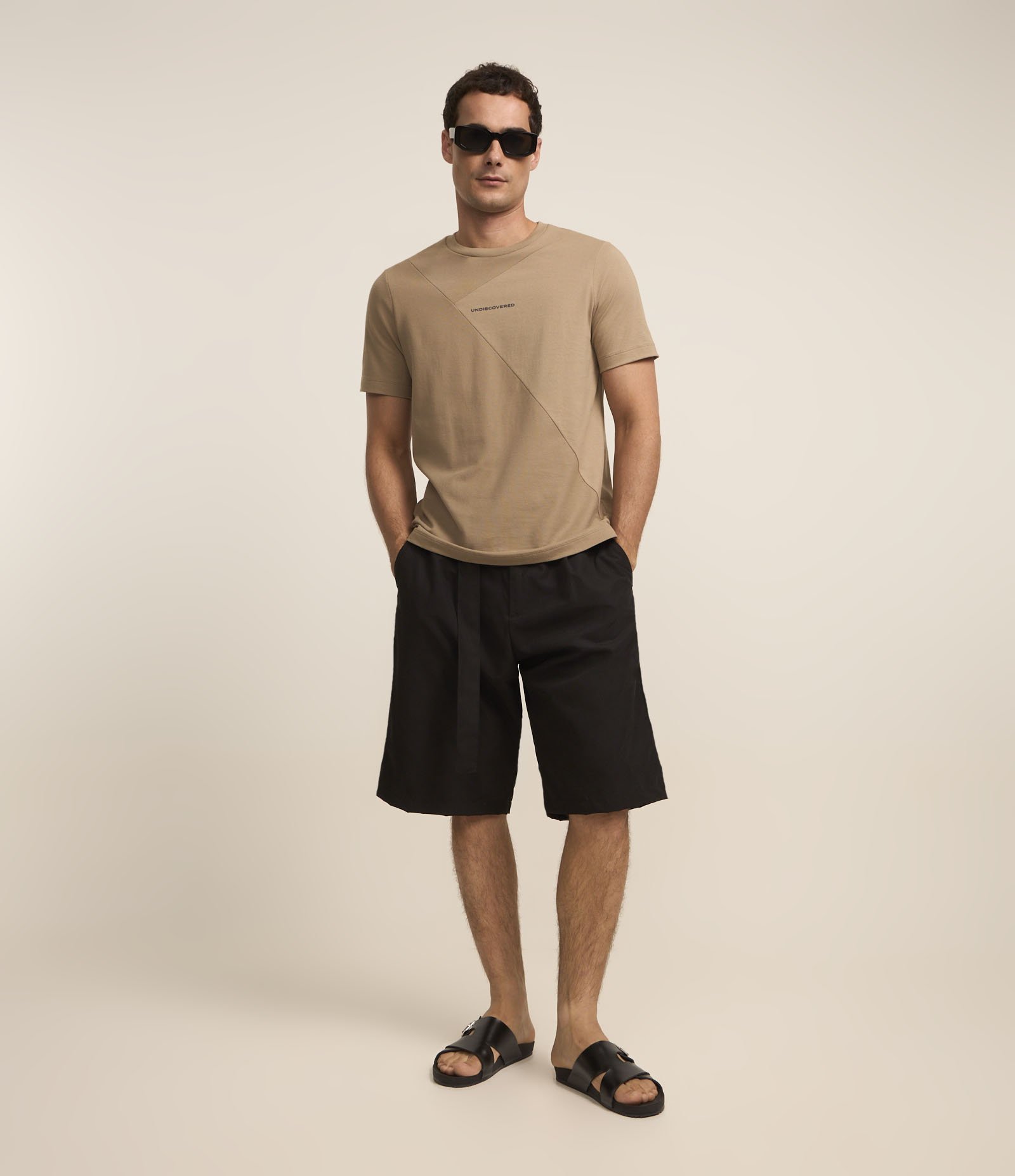 Camiseta em Algodão com Estampa Lettering Textura e Detalhe em Recortes Marrom 2