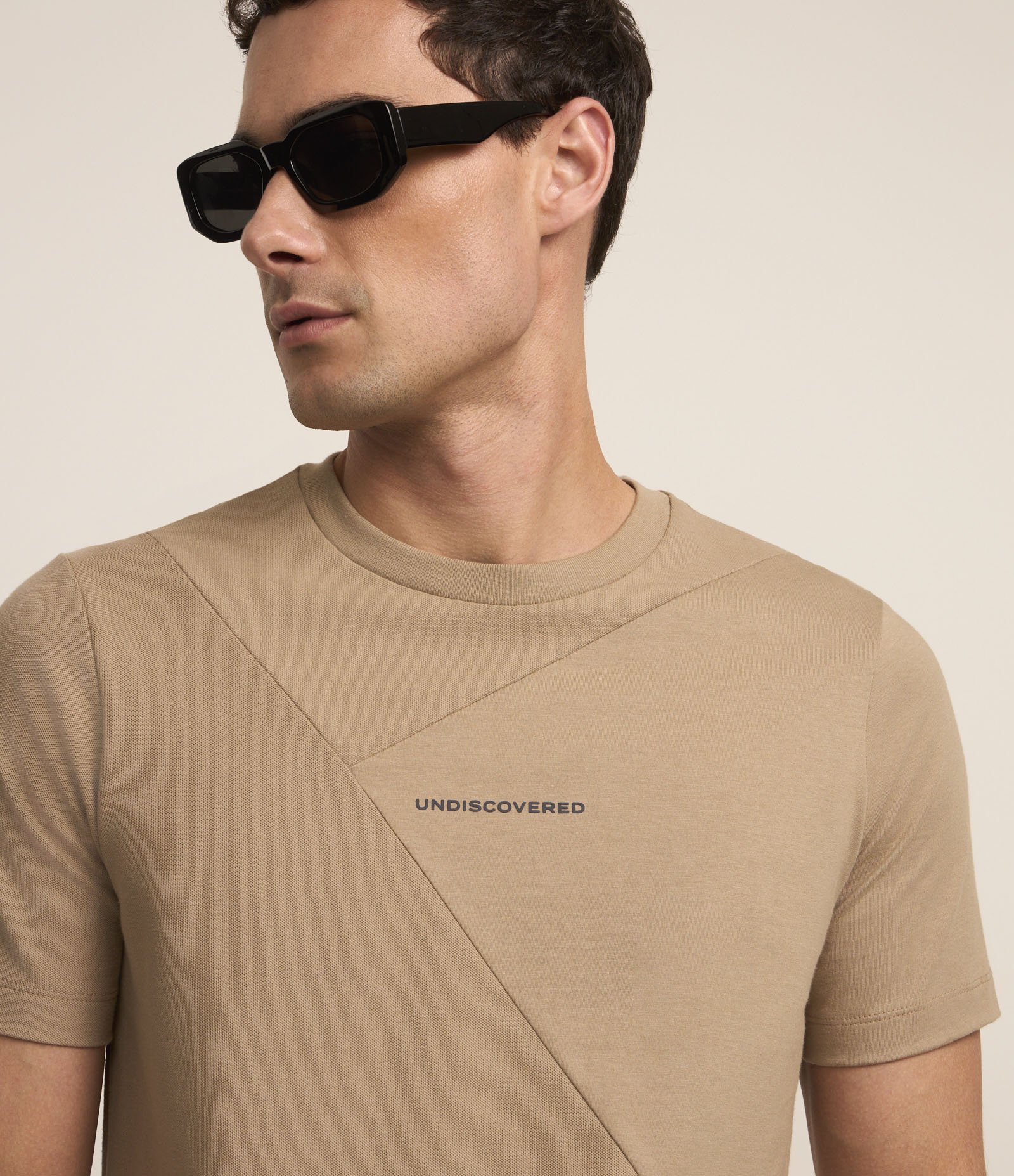 Camiseta em Algodão com Estampa Lettering Textura e Detalhe em Recortes Marrom 3