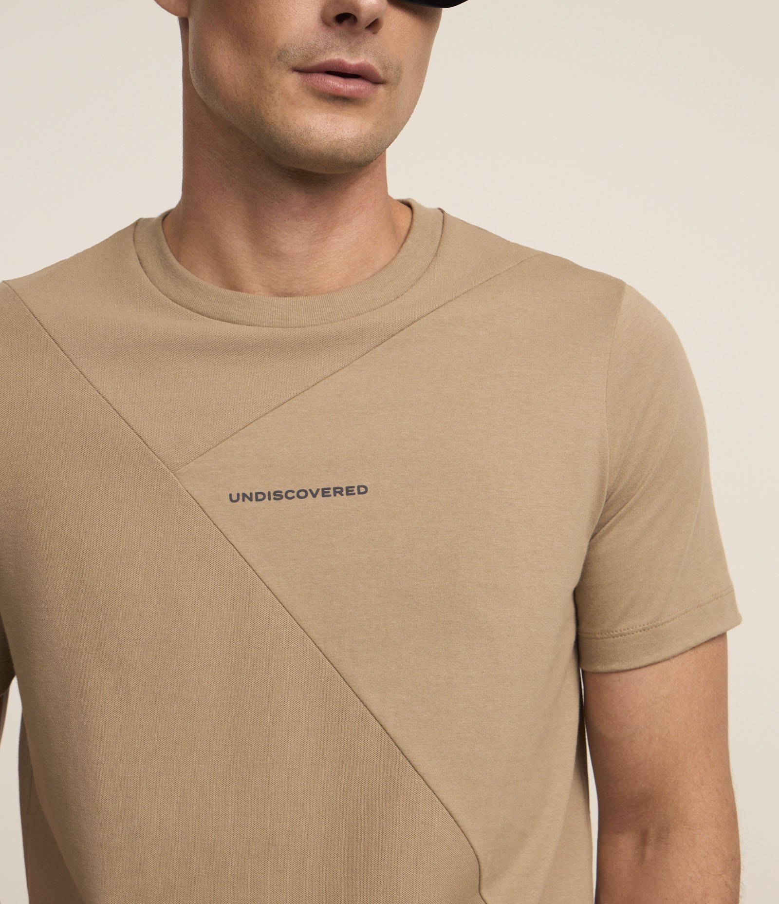 Camiseta em Algodão com Estampa Lettering Textura e Detalhe em Recortes Marrom 4