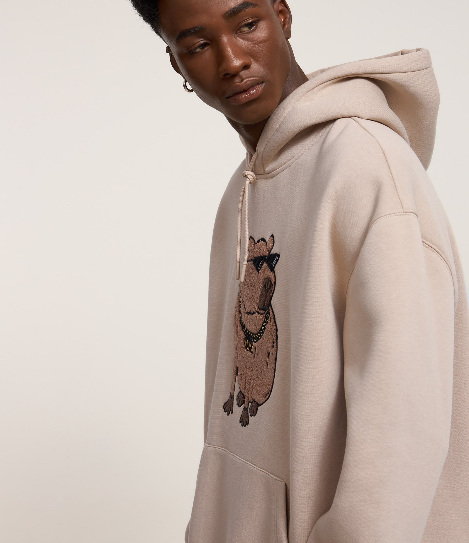 Casaco Comfort em Moletom com Estampa Capivara de Óculos Bege 3