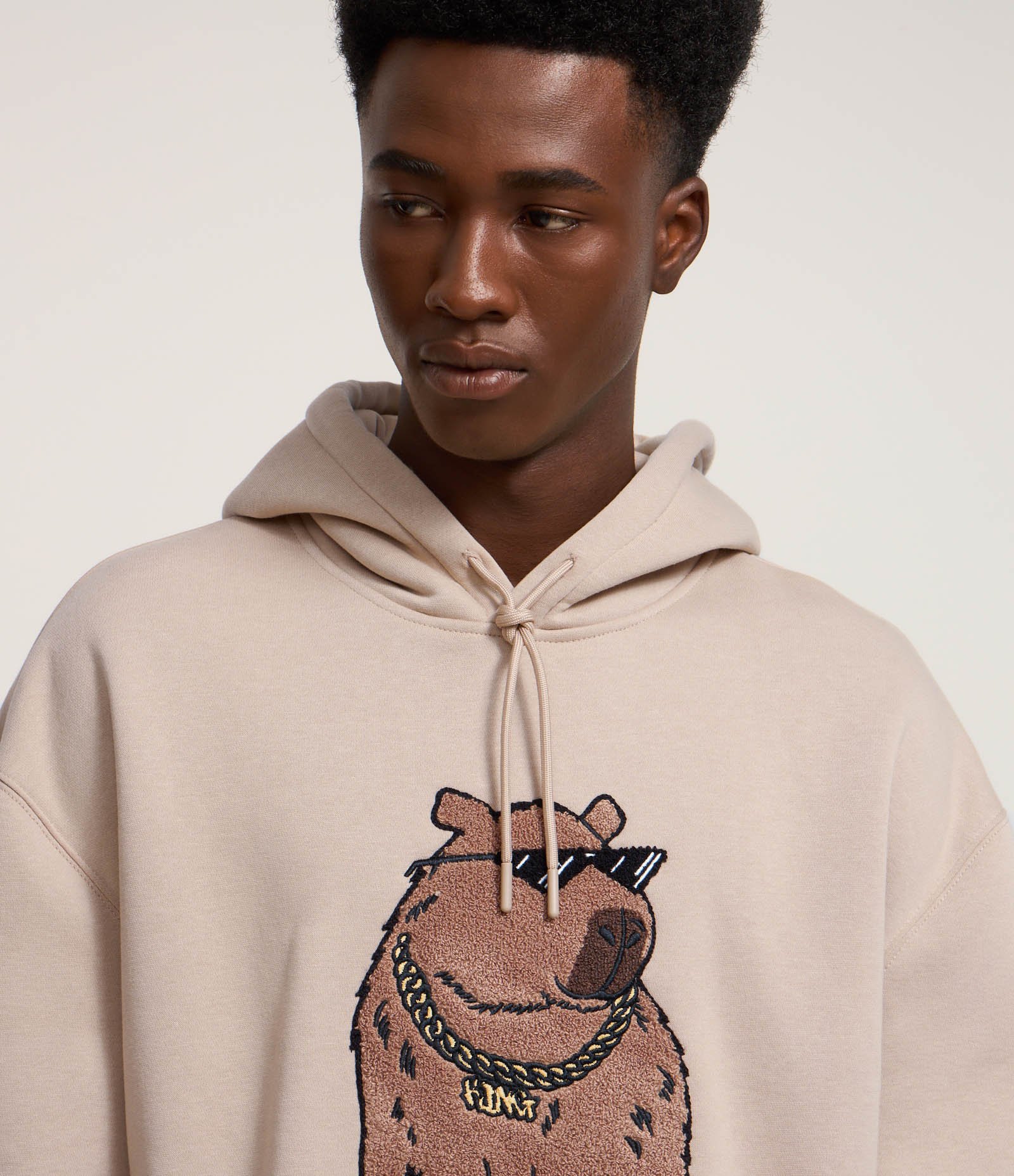 Casaco Comfort em Moletom com Estampa Capivara de Óculos Bege 4